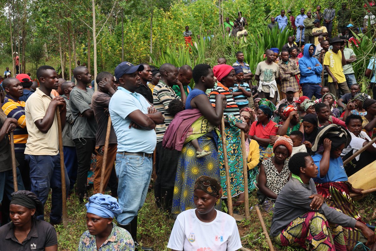 MusanzeDistrict's tweet photo. Mu butumwa yagejeje ku bitabiriye umuganda, Umuyobozi Mukuru w'Ibitaro bya Ruhengeri (@Ruhengerirefer1) Dr. @philbertmuhire yasobanuye indwara ya Ebola, uko yandura, inyamaswa zishobora kuyikwirakwiza, ibimenyetso by'ibanze ku muntu wayanduye n'ingamba zo kurwanya iki cyorezo. https://t.co/6gJzmC0Vyz