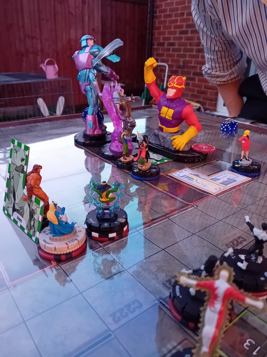 MarkLegend007's tweet photo. Game 19 #heroclix Sentinels vs my Omega Flight.
Pre-dials on cards running @ 50% pt cost
Poor Pucks debut, got taken out in 1 go, oops, he's got full dial charge!
Nice to see Shaman legacy card works, it was the twins who did the most work. Last action Sentinel flipped the win https://t.co/ehBxxwimwS
