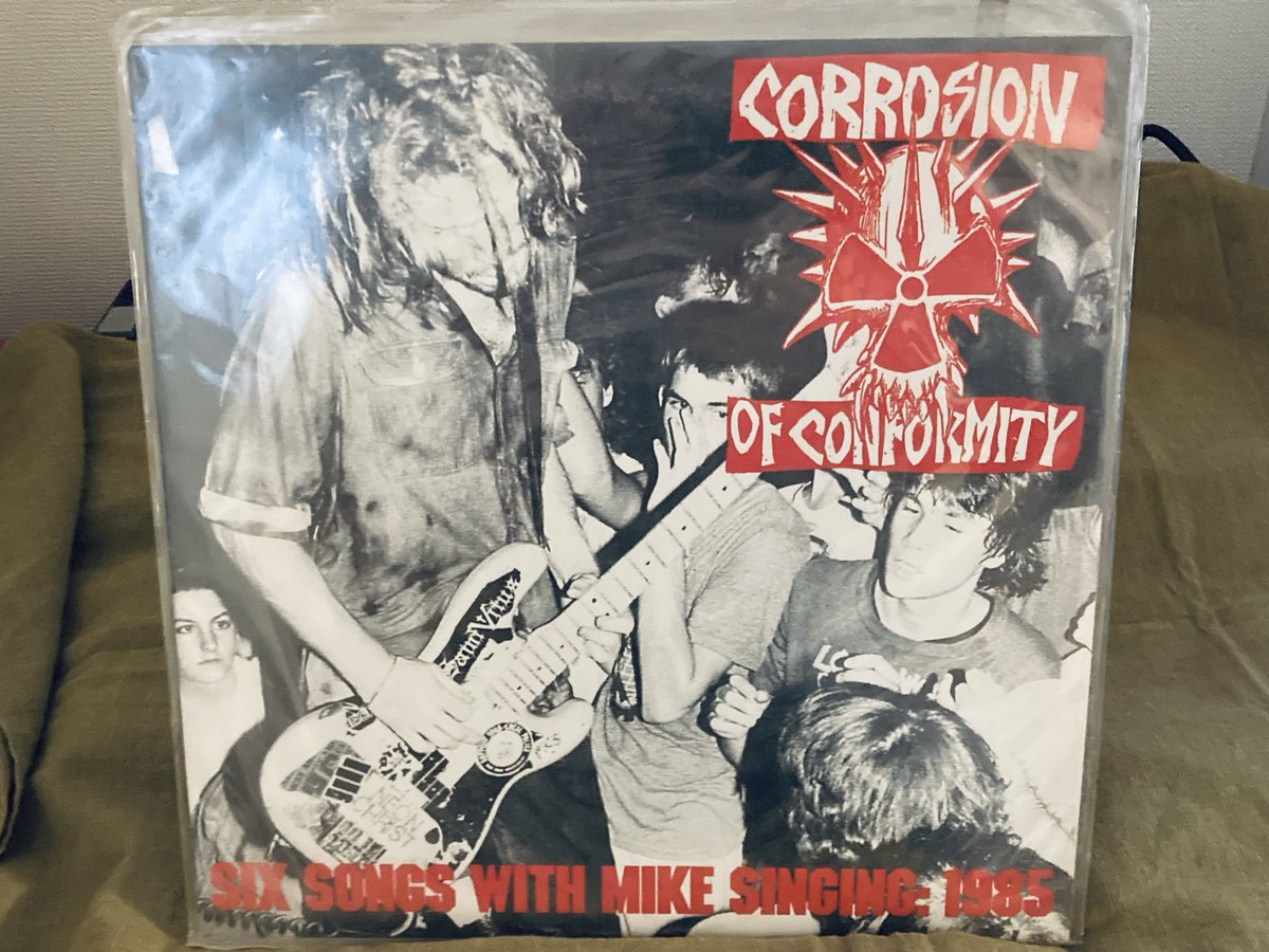 ZombieRhythm's tweet photo. Corrosion Of Conformity/Six Songs with Mike Singing
自棄的なスピード感と独特な展開が魅力
アンサンブルの肝はドタバタしつつグルーヴするドラム
勢い任せの出鱈目なリードギター（だがそれがいい）も好きだ
ブーミーかつラウドな音像は癖があるが、アングラ感あって心地よい
最大の魅力はジャケ！ https://t.co/cRY70cNFmS