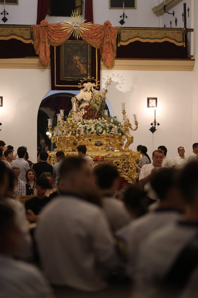 PastoraCapu's tweet photo. ¡Pastora, tu barrio siempre te espera!

Imágenes para el recuerdo que nos deja el bando anunciador de nuestra querida @amrociosevilla por las calles del barrio de Capuchinos.

#PastoraC26 https://t.co/YLwPdiYLc7