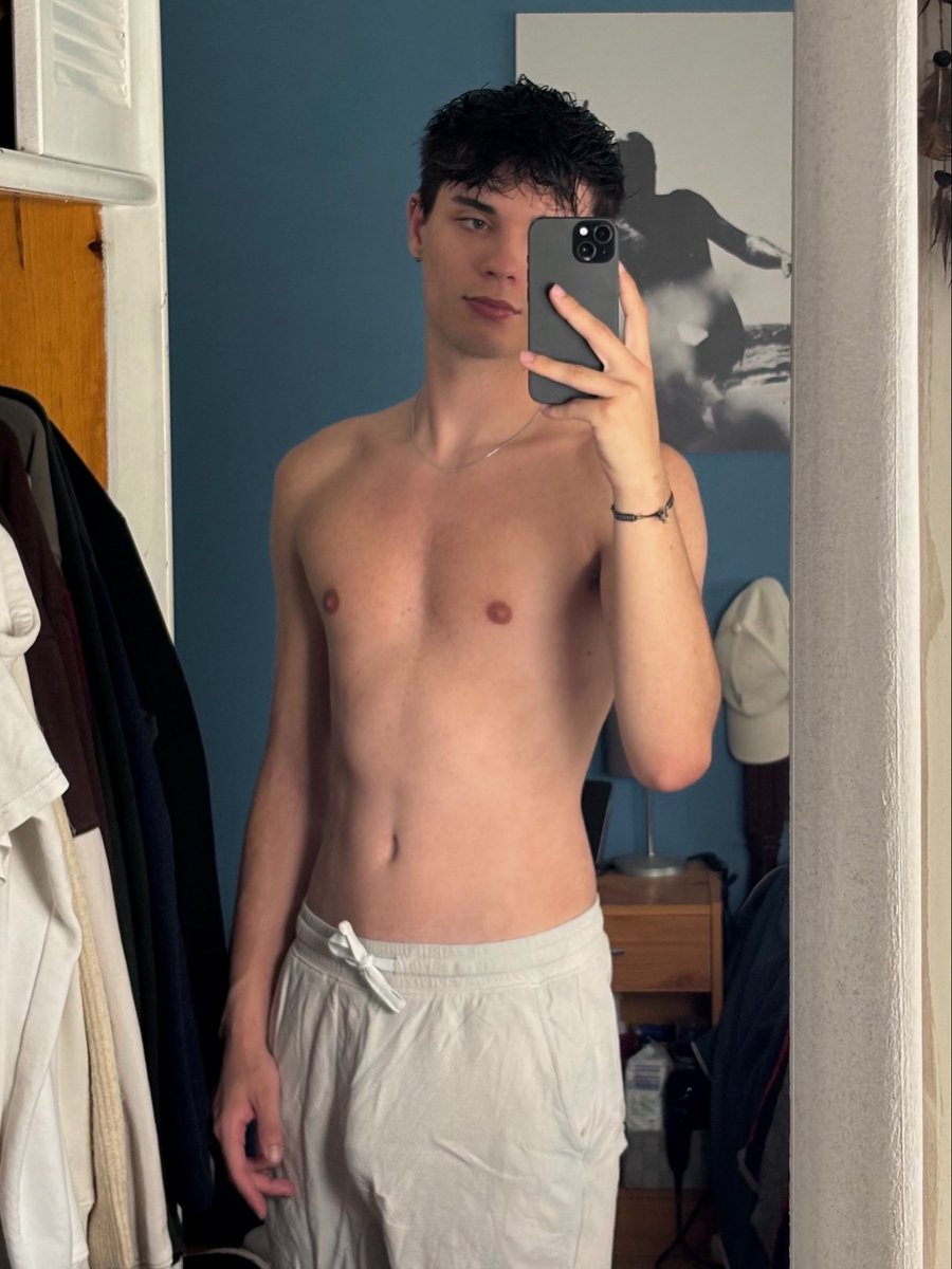 urhotmessdotcom's tweet photo. Sooo I finally cleaned my mirror, looking good? https://t.co/4xIDrFrwkl