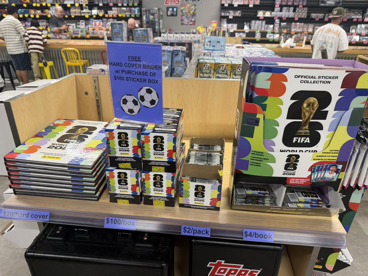 andresuman's tweet photo. A cultura de Sports Cards é imensa e tem lojas enormes focadas nisso, mas álbuns de figurinhas não são comuns.
O país vai sediar a Copa do Mundo e parece que o pessoal não está ligando muito. 🤷🏻♂️
#albumDaCopa https://t.co/HNMn1JHpBp