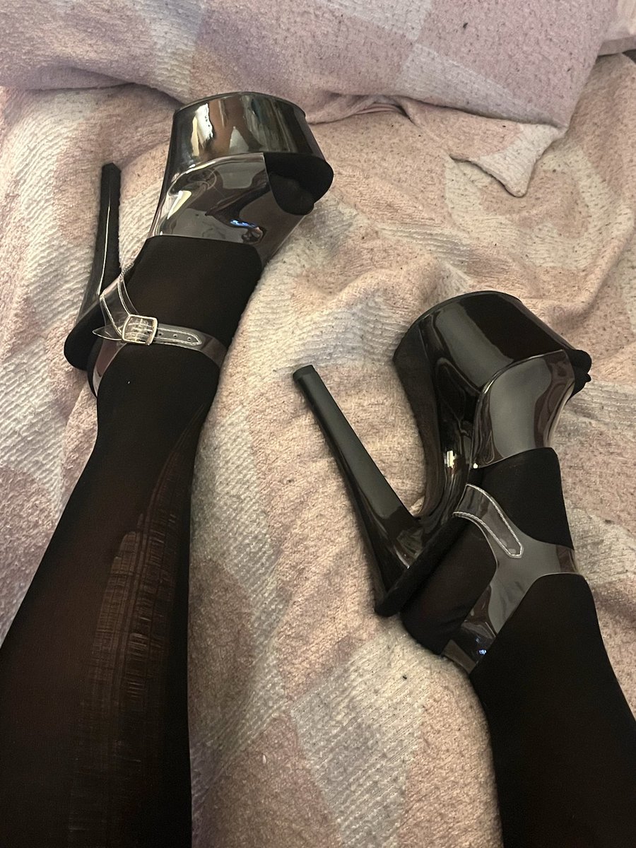 bugbunn1's tweet photo. type of shoes I don’t like to do too much walking in🖤 
Repost for the no tights version https://t.co/y2lLaz6HiQ