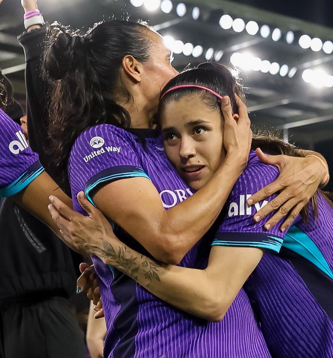 chanclizquierda's tweet photo. Que buena edición del #AbriendoCancha 👌🏼⚽ Gracias @Futbo13ra, su presidenta @naim24 y a @brenmoller ✨💜 por @ConvoyDeportes (Foto ilustrativa llena de calidad) https://t.co/35ULeJjqdx