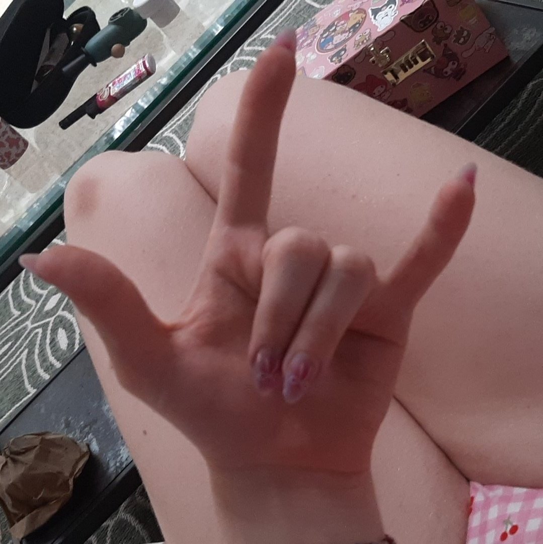 5tar5lut5mokes's tweet photo. omg guys ive been alive like 50 hours and i've already gotten my first #sugardaddy #spamtext im so #popular #weedtwt #teasetwt https://t.co/ULFC9qR9yC