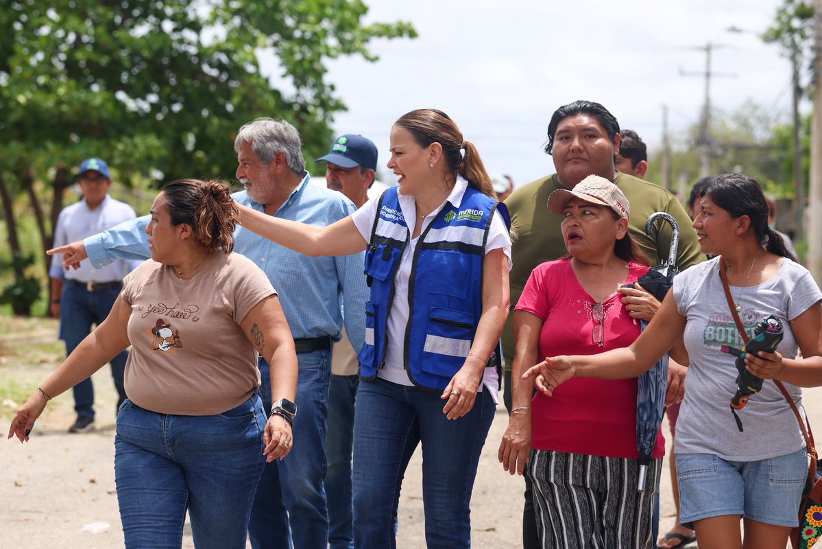 CeciliaPatronL's tweet photo. 🌧️ Seguimos atendiendo la ciudad.

Recorrimos colonias como Santa Rosa, La Libertad y Mulsay para estar cerca de las familias y atender de primera mano sus necesidades. Al mismo tiempo, las distintas direcciones del Ayuntamiento continúan trabajando en diversos puntos de Mérida con limpieza de rejillas, desazolve y atención a reportes.

🏘️ Sabemos que estos días de lluvia requieren atención y trabajo constante, por eso seguimos en las calles cuidando de las familias meridanas.

🤝 Mérida es tuya, cuídala. Mantener limpias nuestras calles y rejillas ayuda a que el agua fluya mejor y contribuye al cuidado de la ciudad entre todas y todos.

#MéridaContigoEsMejor