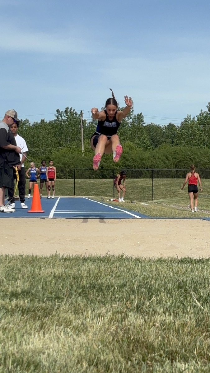 AlanaFrea's tweet photo. Not the ending I hoped for. Less than ideal jumps, 2 inches short from making a state appearance, and somehow I spiked myself 🤦‍♀️

One playoff run complete. Next one starts on Tuesday ⚽️ https://t.co/m9Z4fDEQmx