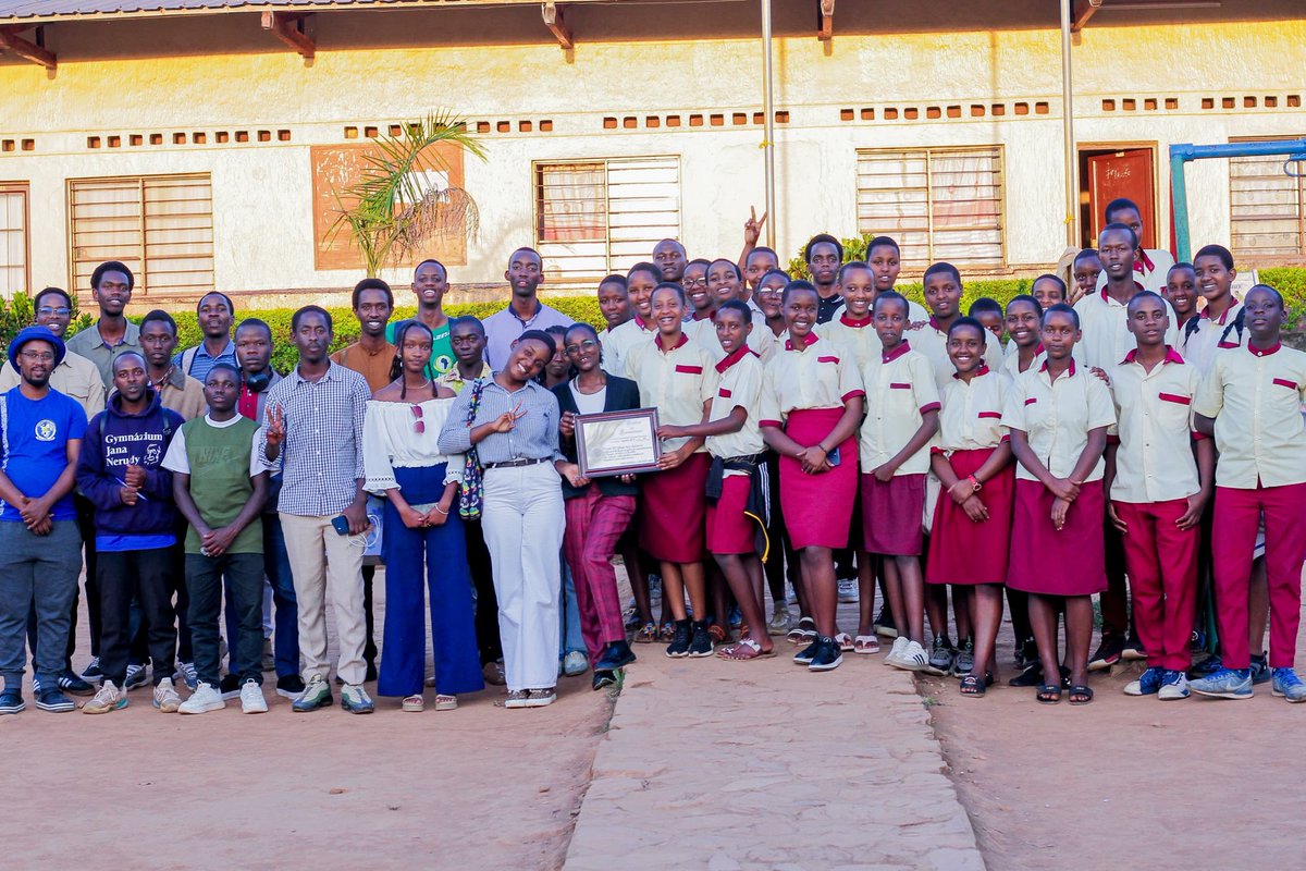 YIM_BURUNDII's tweet photo. Une fierté partagée ! 🎖️

​On est heureux de recevoir ce certificat de la part de nos amis de l'École #SOSGitega. Ce "Certificat de Reconnaissance" appartient à toute l'équipe des Agents de YIM qui se donne corps et âme pour accompagner la jeunesse.

​#SWAG2026 https://t.co/NHziAQXWN1
