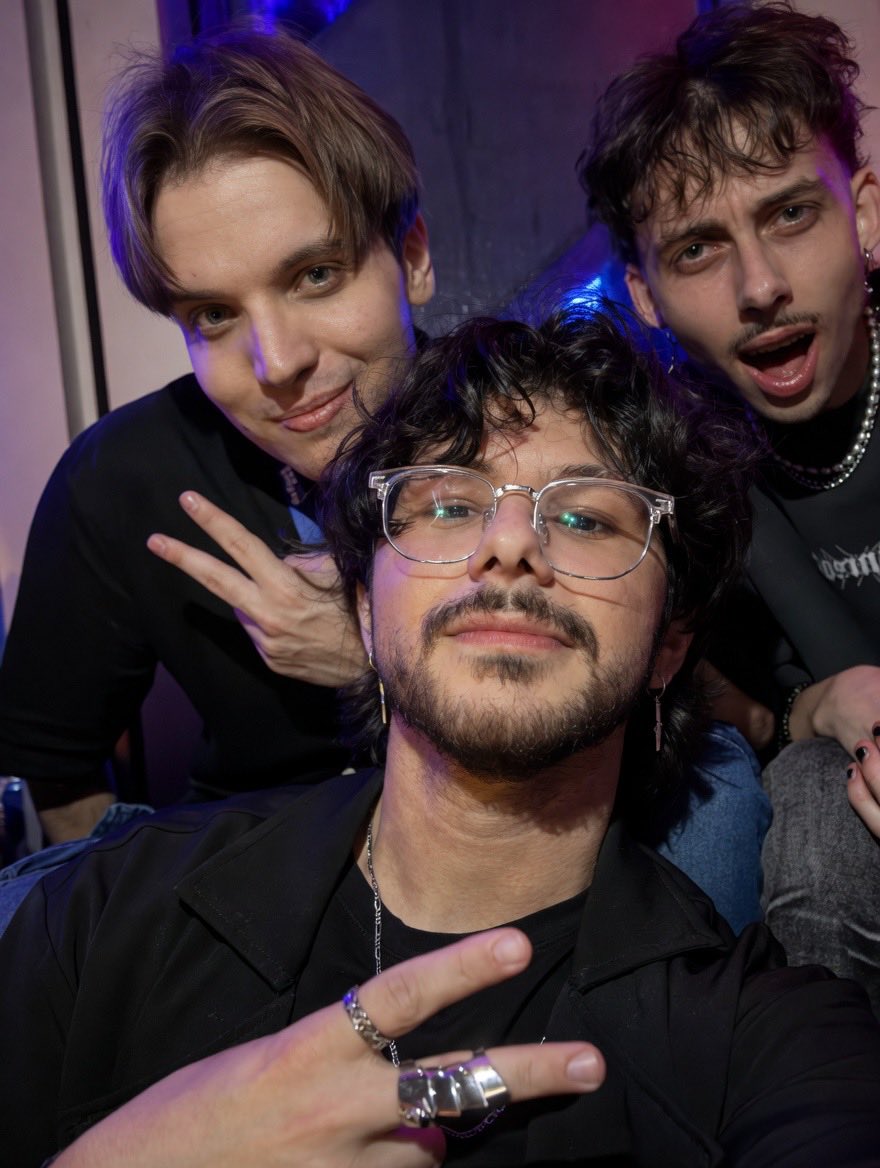 kayjii's tweet photo. Me and 2 randoms https://t.co/bqltE3UApk