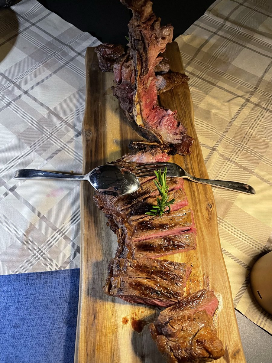 jacken2012's tweet photo. @itti_stef @Il_Billa 30 maggio, vicino Siena. Pappa al pomodoro, ribollita e bistecca. https://t.co/KSr2J4qbzo