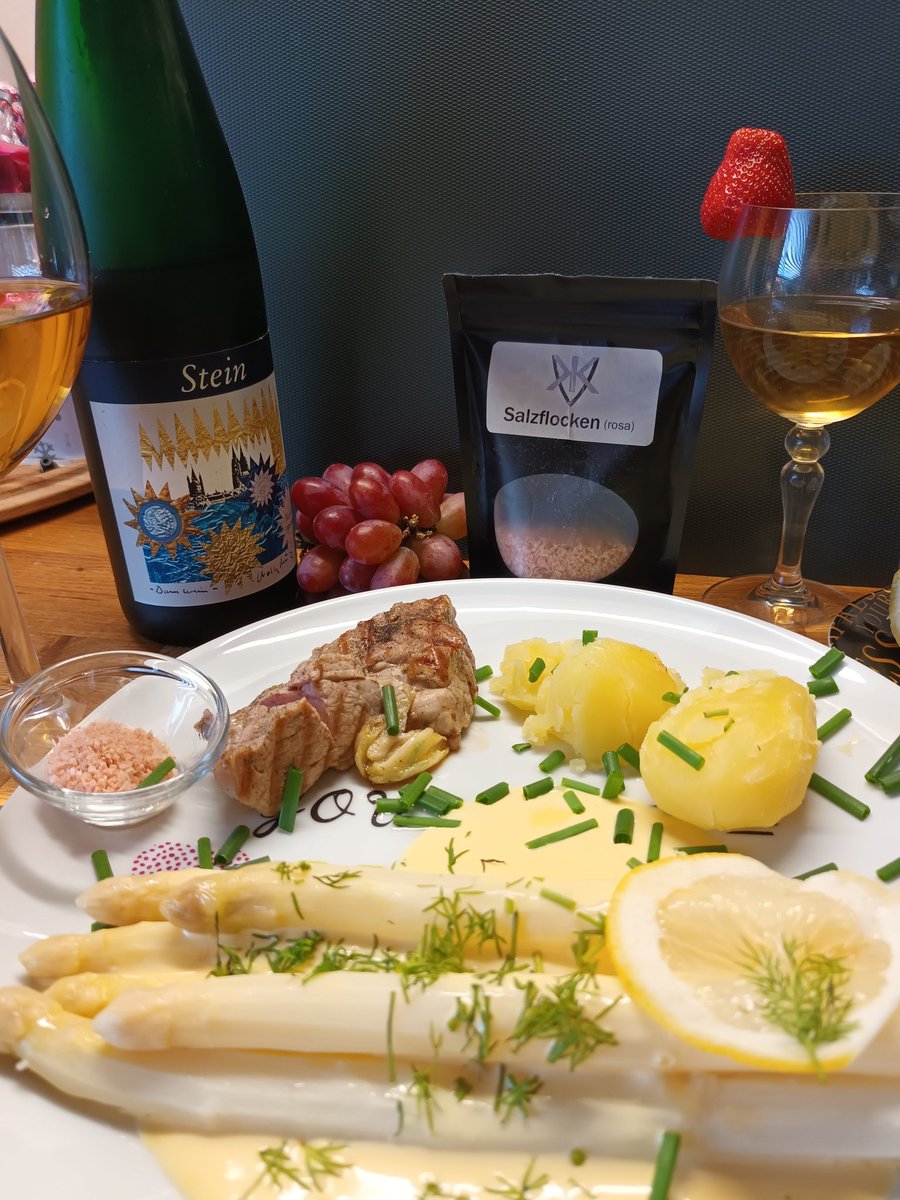 kristallnaach's tweet photo. 🧙‍♀️ Neues aus der #Hexenküche 🧹
Sorry..wieder kein #kochenmitkörrie
aber diese tollen😍rosa #Salzflocken
haben es mir angetan. sensationell😋
als #FingerSalz..auf dem regionalen #Spargel &amp; dem 😘 #Lendchen mit #SteinWein = #Geschmacksexplosion
#SpargelTag 🌱#WeinTag🍷#Riesling https://t.co/toFzIp99gH