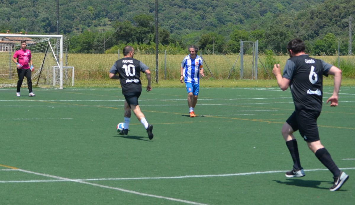 IndiesPericos's tweet photo. Avui hem fet el tradicional partit de final de temporada. El partit de les estrelles on tots els socis de la penya posen a disposició de l'espectacle la seva qualitat futbolística. The show must go on! #RCDE #indiespericos https://t.co/hLfSPlG9qC