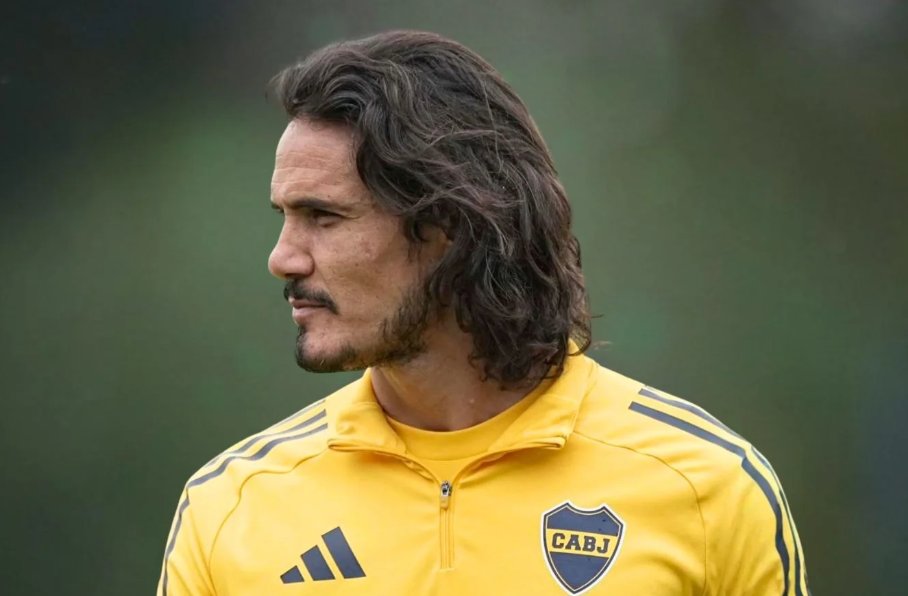 Nicoambrogi's tweet photo. No es una decisión tomada pero la opción de operarse ya esta sobre la mesa de Edinson Cavani. En este caso estaríamos hablando de un parate de 3 meses, para luego volver a tomar ritmo. 

Repito que la decisión aun no esta tomada, pero evidentemente los parches (bloqueos) no sirvieron.