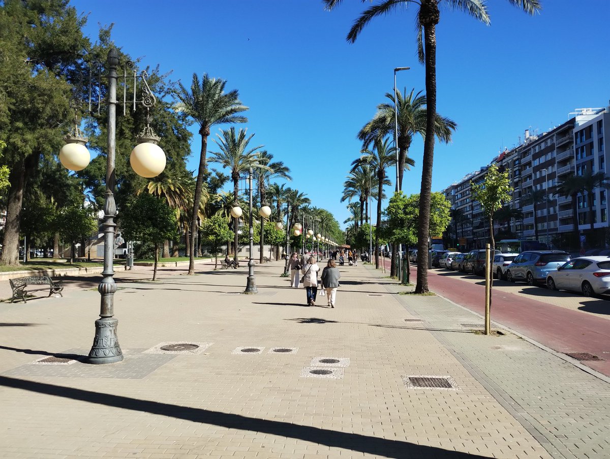 negrocata's tweet photo. @kohantoys El recorrido entre la biblioteca y la  Puerta de Almodóvar es fantástico. Córdoba tiene un espacio público de altísima calidad donde conviven en armonía todas las etapas de su riquísima historia. Linda ciudad para vivir https://t.co/T3GQDdRZub