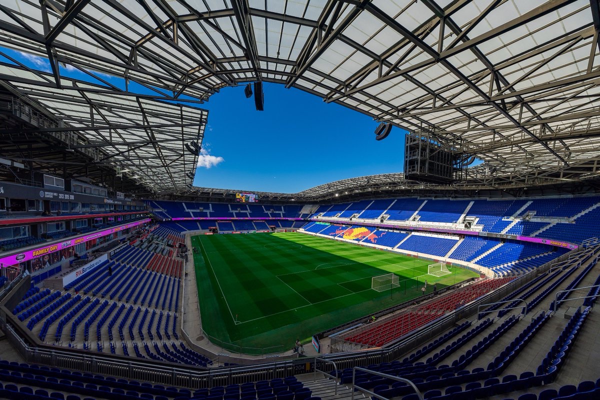 SaudiNT's tweet photo. ملعب سبورتس إليستريتد 🏟️ 
بانتظار الصقور الخضـر 🦅 
#السعودية_الإكوادور | #معاك_يالأخضر https://t.co/eLRR1qtTgA
