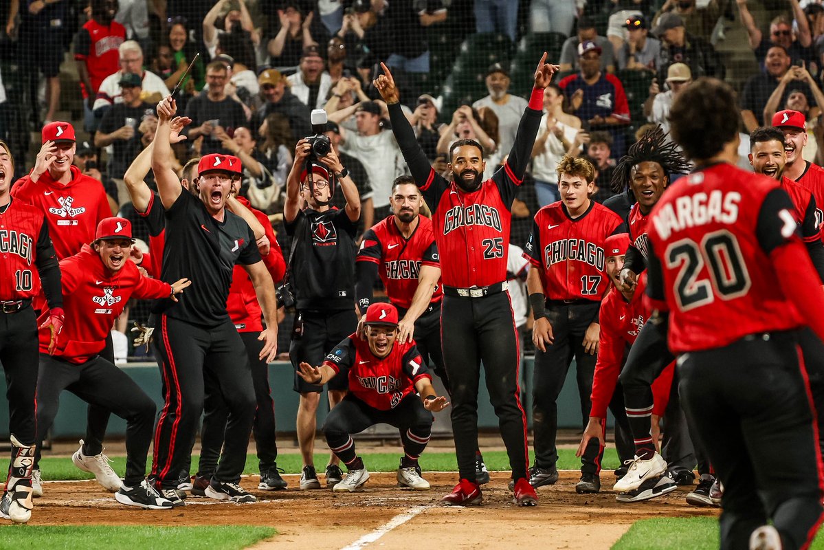 JoeBinder's tweet photo. Don’t let the Sox photogs get hot https://t.co/ucfHpqJfFj