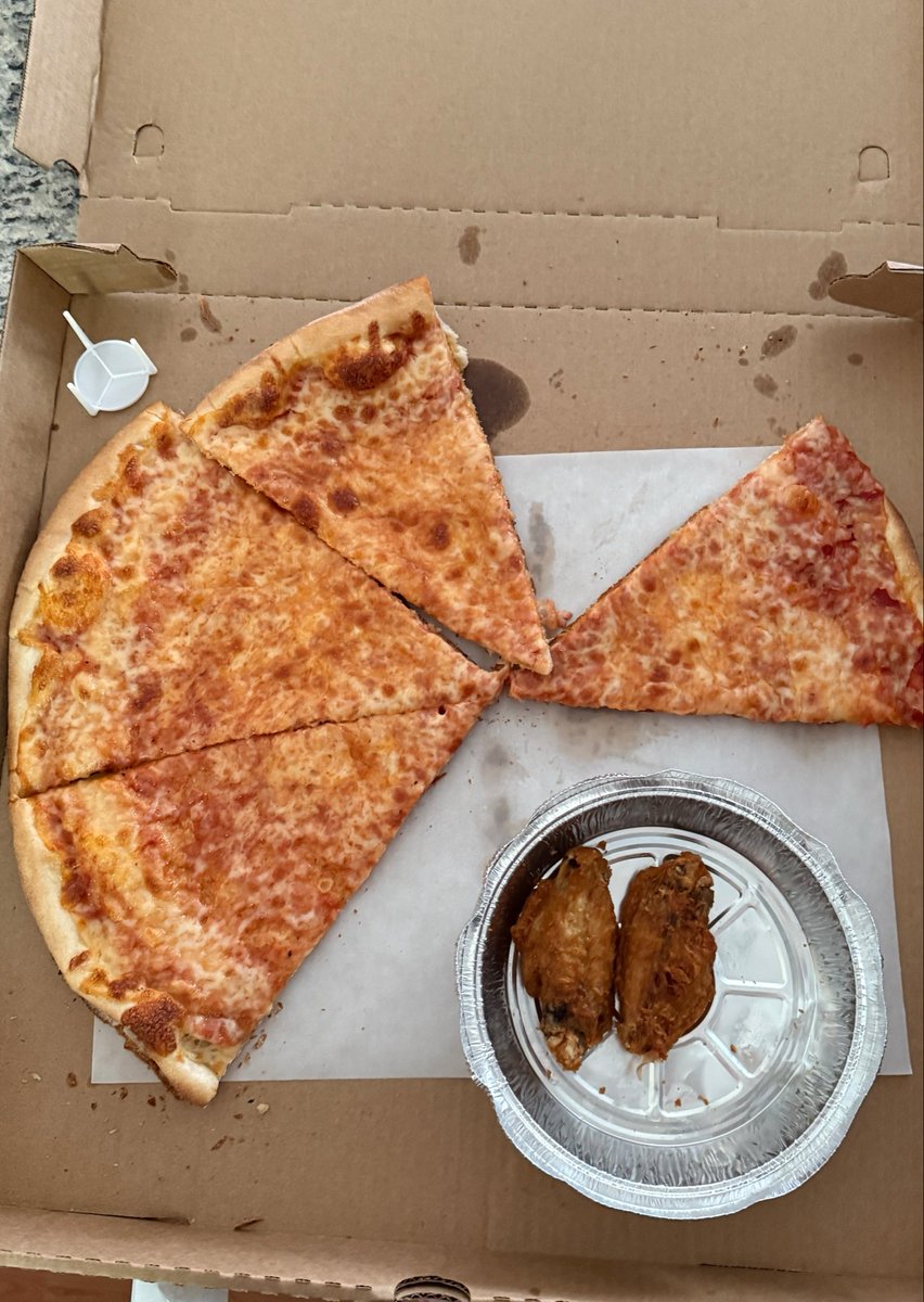 GinaMuscato's tweet photo. New York pizza &amp; wing night! Yippee!!! Imma happy girl! 🍕💃🗽 https://t.co/47ozHz8f23