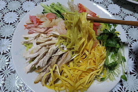 EMO166's tweet photo. うまいんかい？まずいんかい？？【飯田商店監修】湘南ゴールドの冷し中華がヤバい！「爽やかすぎる一杯」を食べてみた！！ https://t.co/FE3N90moOv 爽やか！上品！夏に最高！香りが神！うま〜😋
#冷し中華
#飯田商店
#マルちゃん
#うまいもん界隈
#詳細はブログで https://t.co/920SNJQIdv