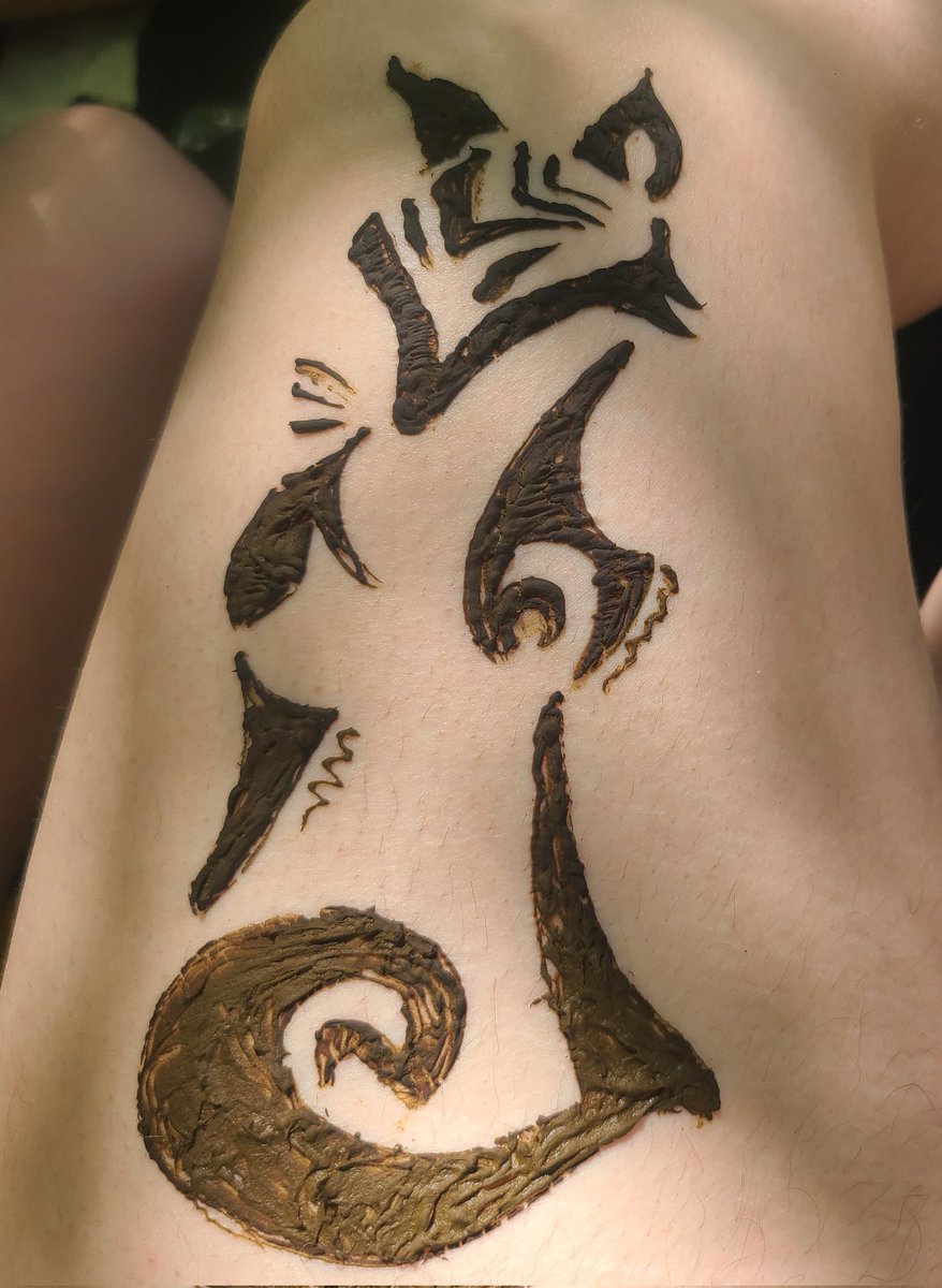 aur0rial's tweet photo. roommate wanted to do henna on my leg and i told her that i had no design preference so she was like okay :) i'll try to find something i think you'd like :)) little does she know im making this about project hail mary https://t.co/wmwcuAZ3SY