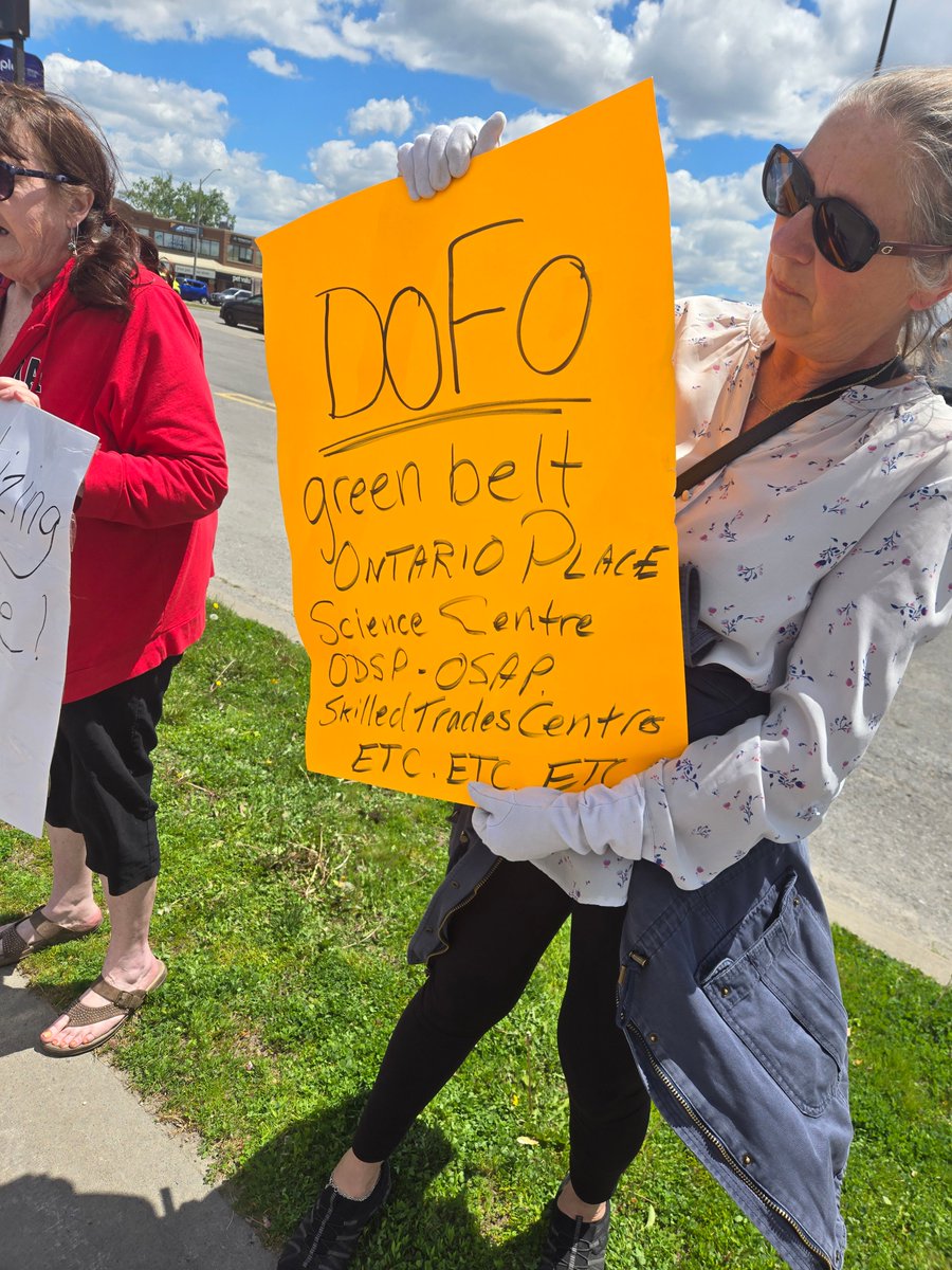 bqpla's tweet photo. Plenty of opposition showed up in Belleville today for the Fighting Ford protest.
Thanks to @tedhsu for coming down from Kingston to join us! https://t.co/uqsCUdmdZj
