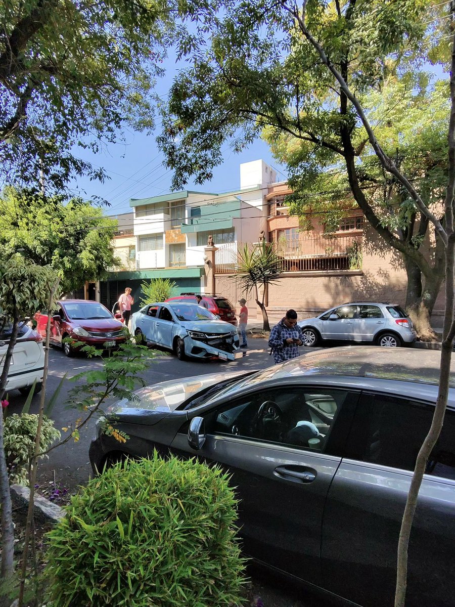 Roberto_Colinc's tweet photo. @C5_CDMX @UCS_GCDMX Choque múltiple en Vicente Guerrero casi esq. Londres. Al parecer los vehículos venían en sentido contrario. #Transitocdmx https://t.co/3JkuGnPaDR