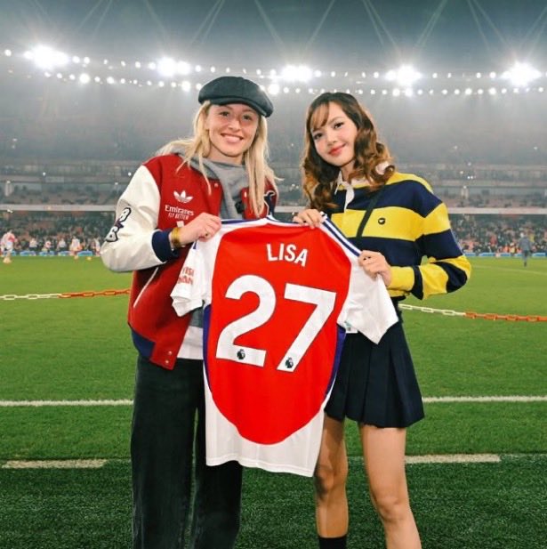 Rosie_PHK's tweet photo. มึงงงง ละเป็นสองทีมที่เคยให้เสื้อLISAด้วยนะที่เข้าชิงUCLfinal ทีมชาติเยอรมันส่งอดิดาสให้ลิซ่าไม่น่าจะได้ด้วยสิ เอ้าทีมไหนใส่Nikeมูด่วนเลย 😆 https://t.co/VLPAmtEGMV