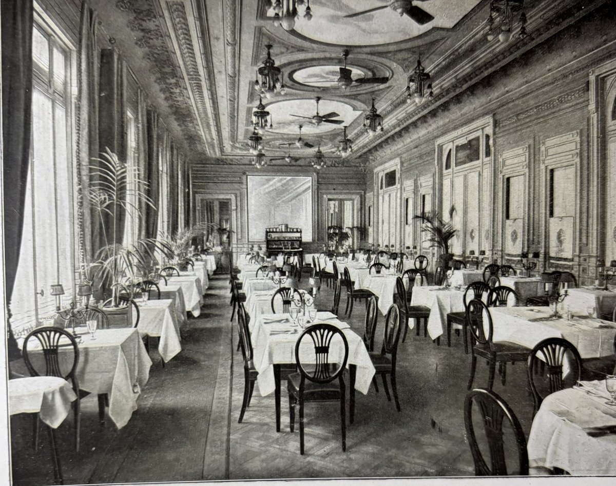 marianohfraga's tweet photo. Majestic Hotel - Av de Mayo y Sgo del Estero. Encontré fotos del interior en un antiguo folleto publicitario de mi abuelo. Hoy el edificio está pelado y mutilado https://t.co/1Z3yCN5axr