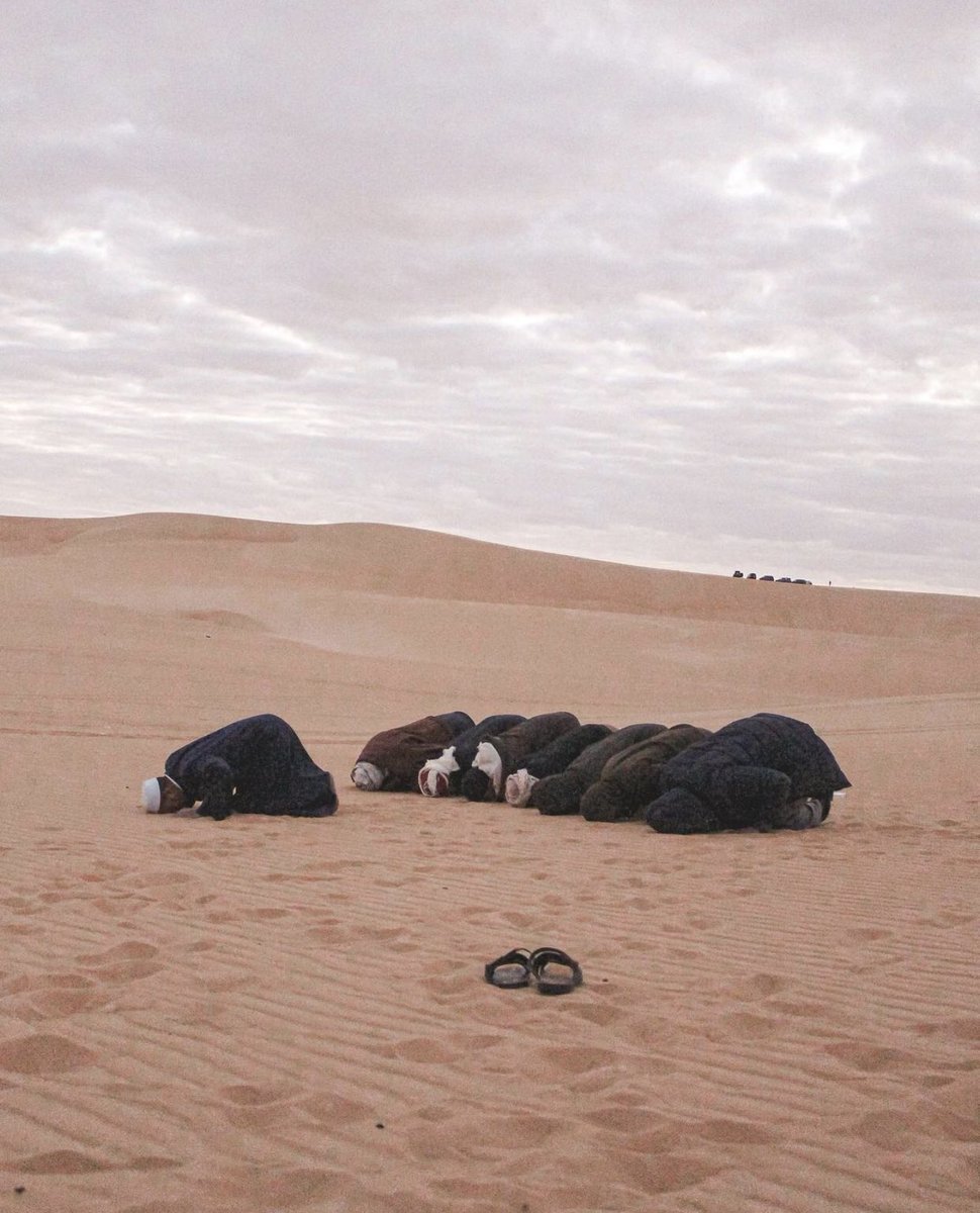 aseelswaid9's tweet photo. Praying in the desert  Egypt https://t.co/NGZOy7r8ti