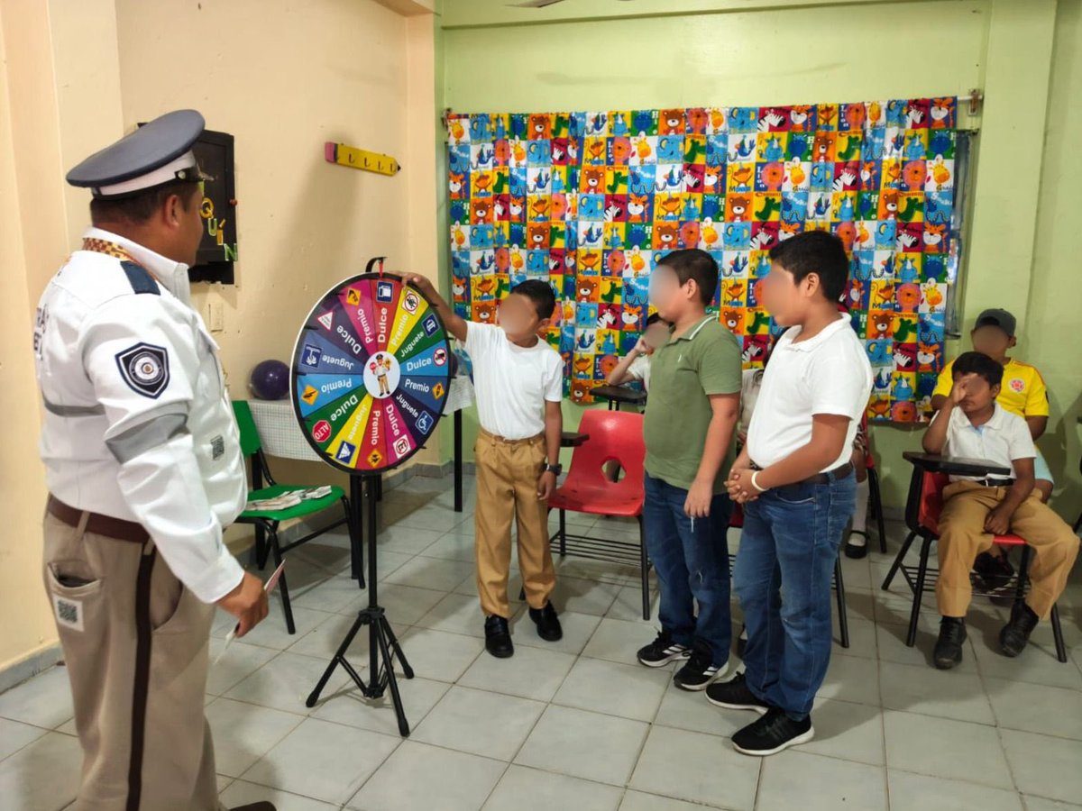 SP_Veracruz's tweet photo. A través de @ssptransitover impartimos pláticas de seguridad vial 🚦 en escuelas primarias de San Andrés. 👧🏻👦🏻

Las y los estudiantes conocieron la importancia de las señales de tránsito 🚸 para una movilidad segura y responsable. ✅ https://t.co/niBFkN4hwT