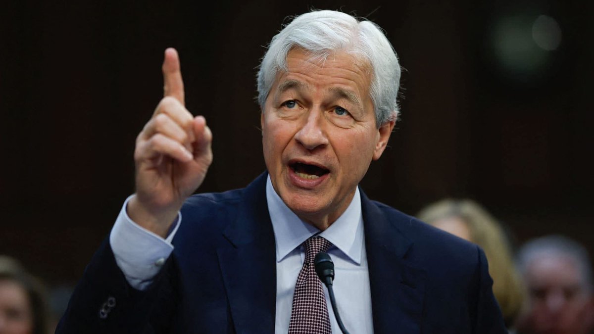 badoconcept's tweet photo. Jamie Dimon phản đối Đạo luật Clarity ₿ chỉ trích Brian Armstrong 👨‍💼

Ông huy động nguồn lực 🏦 chống dự luật 📜 nếu thất bại vẫn chấp nhận ⚖️

Ngân hàng tuyên bố sẵn sàng đối đầu đến cùng ⚔️ https://t.co/HPVpqTBb1t