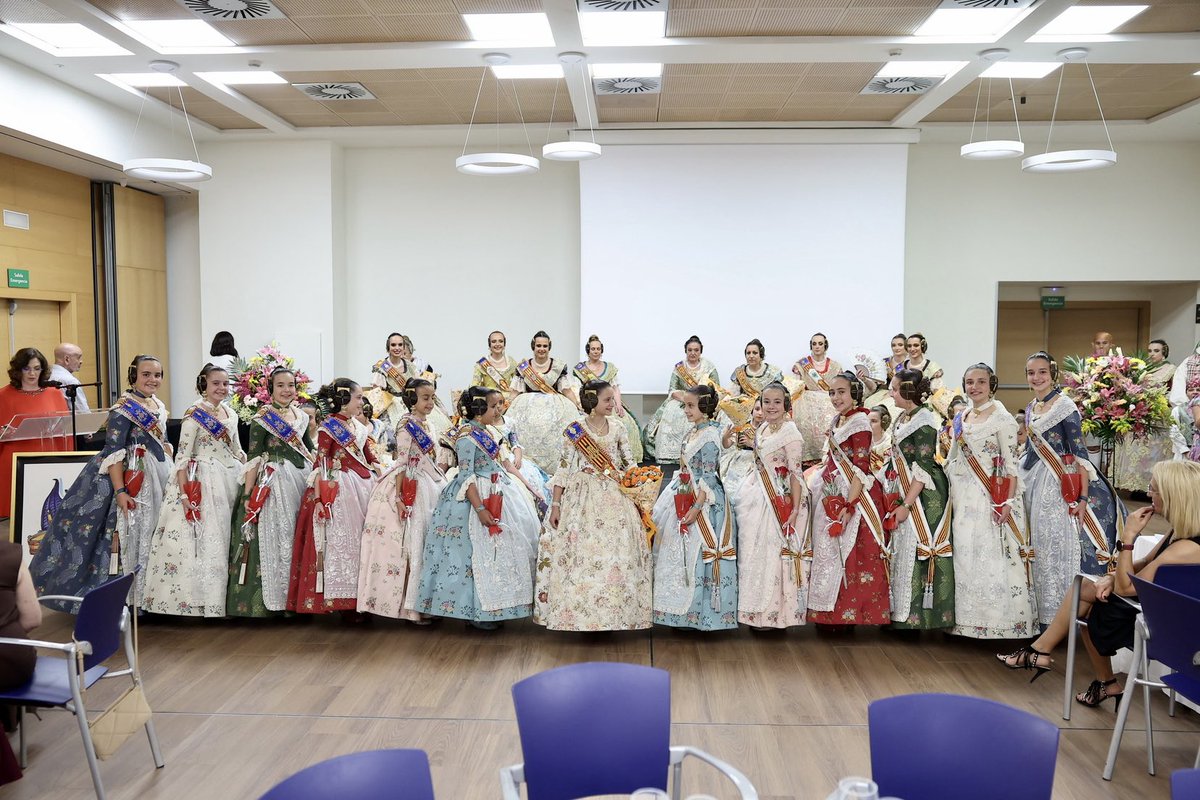 JCF_Valencia's tweet photo. ✨ Les falleres majors de l'Agrupació @Pilar_SFrancesc han tancat hui el seu regnat amb un merescut homenatge. 

👑 Els fallers i falleres d'esta Agrupació han exaltat hui a les seues màximes representants de 2026 amb la presència de la FMIV i la seua Cort d'Honor.

❤️ Un dia molt especial també per a Vega, component de la Cort d'Honor de Marta, que ha sigut rebuda per la seua Agrupació i que ha viscut molt emocionada la seua tornada a casa.

📸 @Fotofilmax