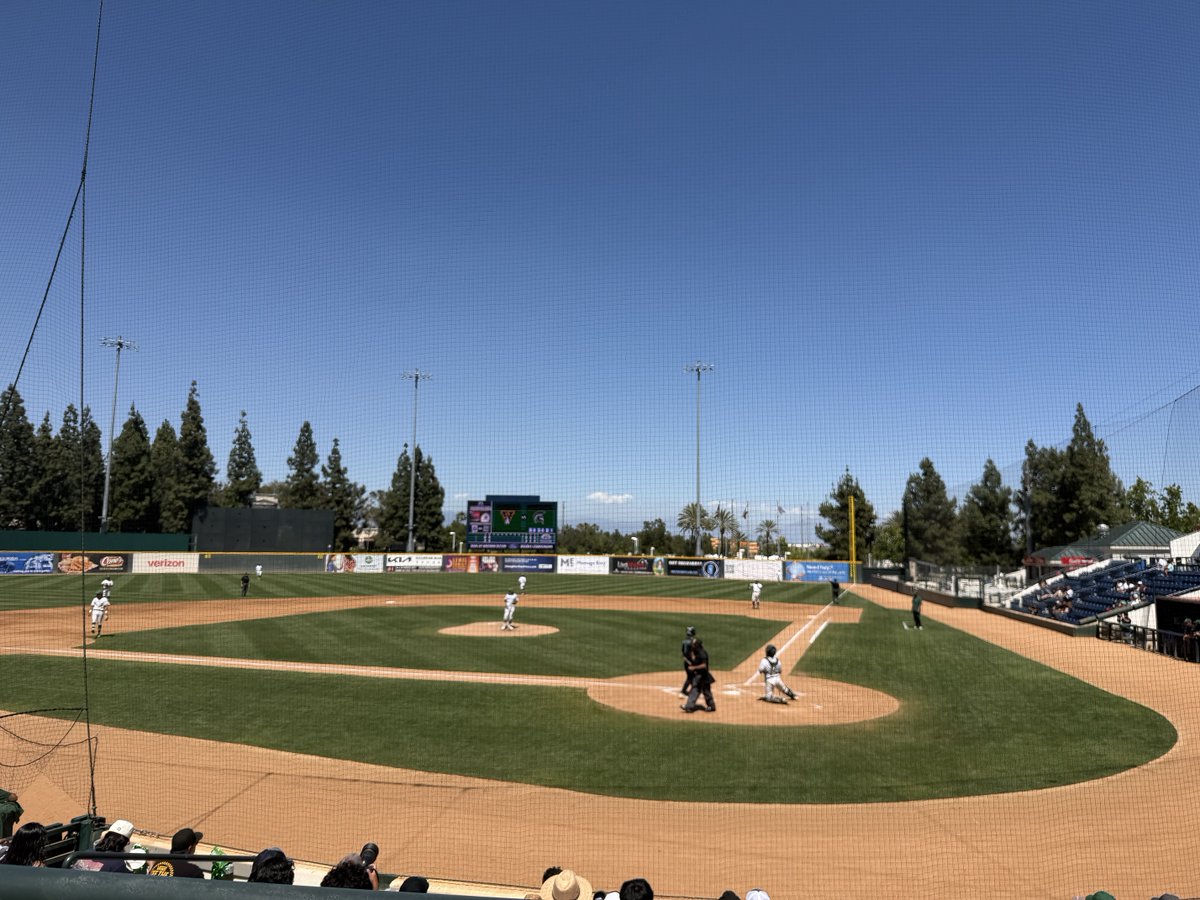 latsondheimer's tweet photo. Can’t wait for the D2 final. One team wants to be here, the other not. One team plays for its school, the other not. https://t.co/2DdmrsxNQB