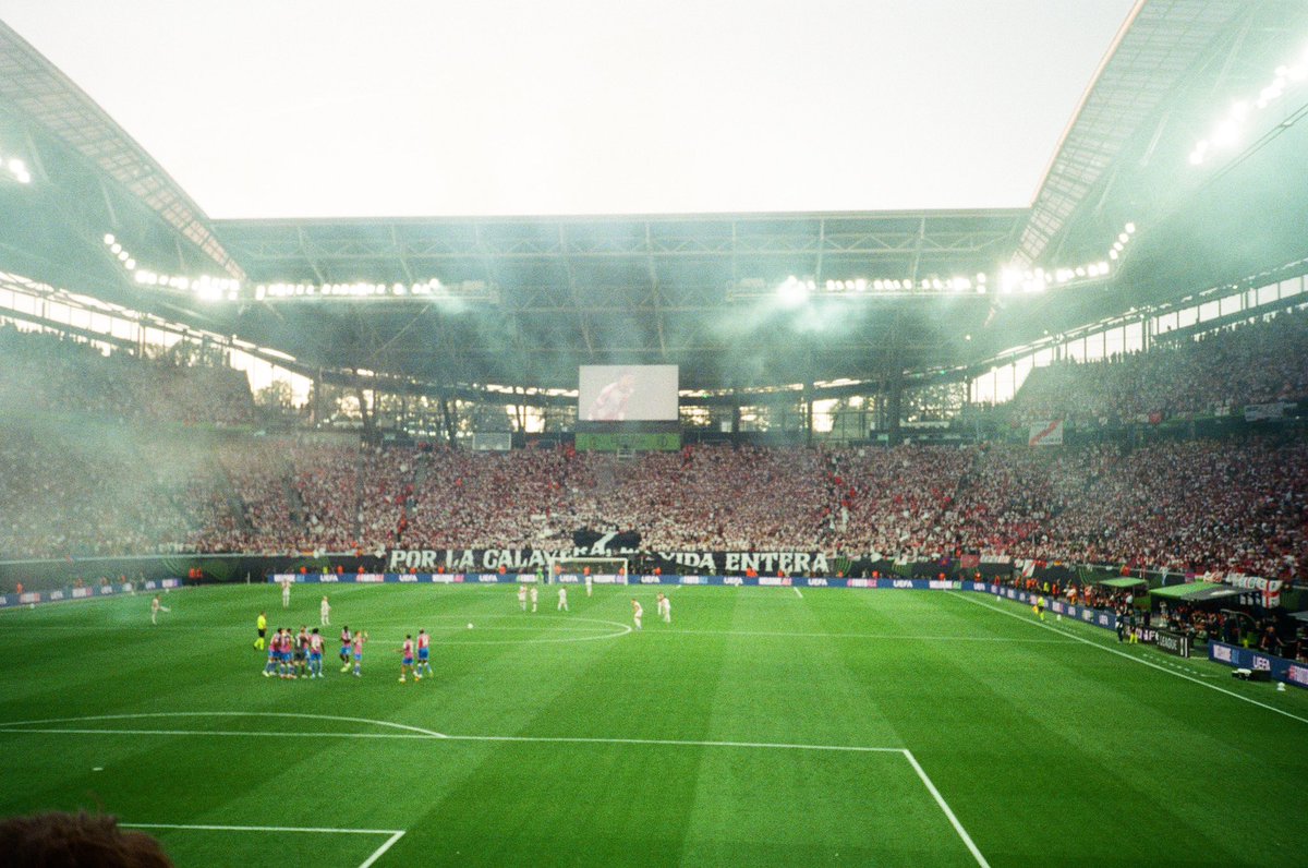 ImagineDzn's tweet photo. Leipzig on Film #cpfc #rayo https://t.co/kekd6TImTB