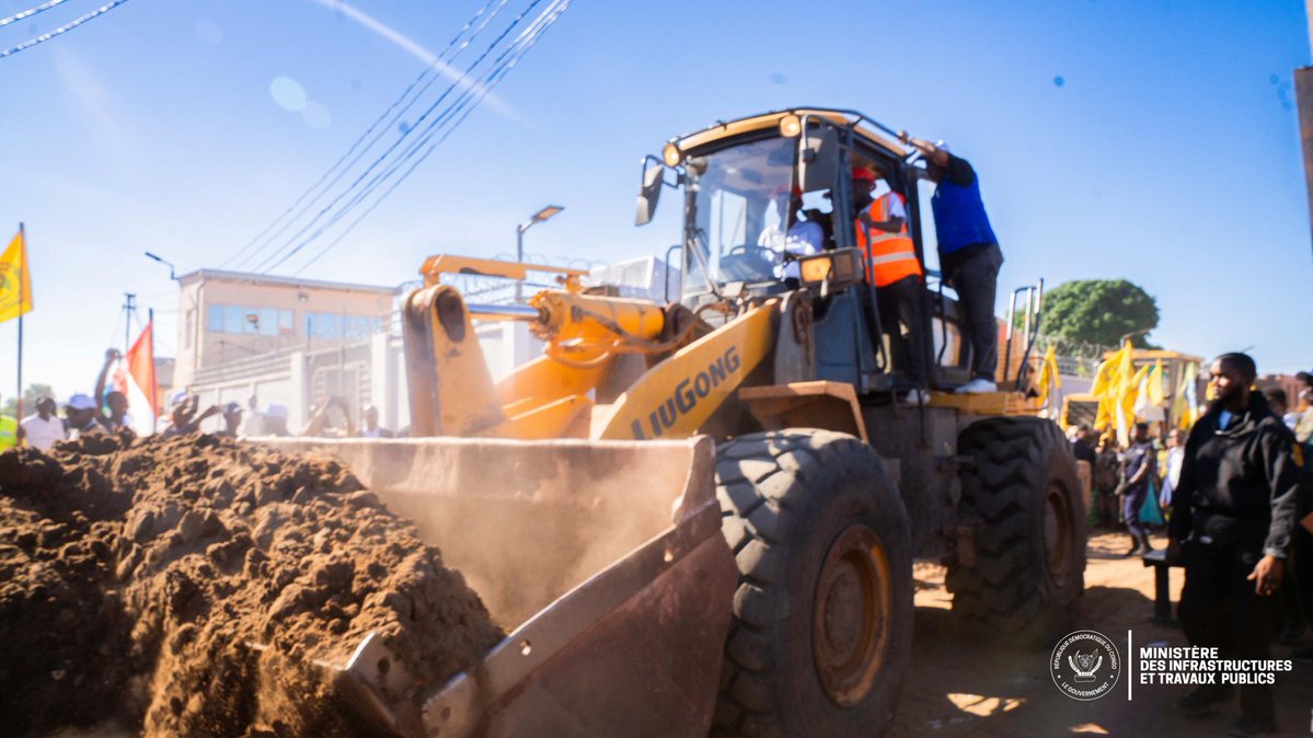 IsralMutombo11's tweet photo. A son arrivée ce samedi 30 mai 2026 à l'aéroport de Kalemie, le ministre des infrastructures et travaux publics, John Banza Lunda, a été chaleureusement accueilli par les autorités politico administratives ainsi que par une foule compacte composée des militants de l'alliance pour un congo fort ,son parti politique et ceux des différentes autres formations politiques de l'union sacrée de la nation. 

Une véritable marée humaine qui traduit un attachement de la population kalemienne à l'un de ses dignes fils du terroir venu concrétiser une promesse présidentielle. 

Sans tarder, la délégation du patron des infrastructures s'est rendue sur l'avenue du bon berger où est intervenue la cérémonie de lancement officiel des travaux de modernisation de 22,21 km de voirie de Kalemie,cette ville lacustre.

Selon le directeur général de l'office de voiries et drainage(OVD), Victor tumba, Il s'agit d'un gigantesque projet gouvernemental réalisable en 30 mois par l'entreprise chinoise Hong FENG et dont le financement fixé à 41,799025,9 $ est assuré par le trésor public sous l'oeil de l'OVD avec le controle du Bureau Technique de Contrôle (BTC). 

A bord d'une chargeuse pelleteuse, le numéro 1 des ITP, a personnellement donné le go de ce projet reparti à travers les communes de Kalemie ( 3800,00 longueur en m) , lukuga( 10.871.90 longueur en m) et du lac ( 7349,30 longueur en m).
 
Face à la presse, le ministre des infrastructures et travaux publics s'est rejoui de la volonté exprimée du chef de l'Etat de doter la province du Tanganyika des infrastructures modernes comme promis lors de la campagne électorale. 
 
De son côté,  le Gouverneur du Tanganyika Christian Kitungwa, a invité la population à s'approprier ce projet tout en  facilitant le travail des ingénieurs et à faire preuve d'indulgence face aux perturbations de la circulation que causera l'exécution des travaux. 

Destiné à faire de kalemie une ville moderne, attractive et résiliente et mieux adaptée aux exigences du développement économique contemporain, ce projet constitue un investissement jamais réalisé depuis ces dernières années.
