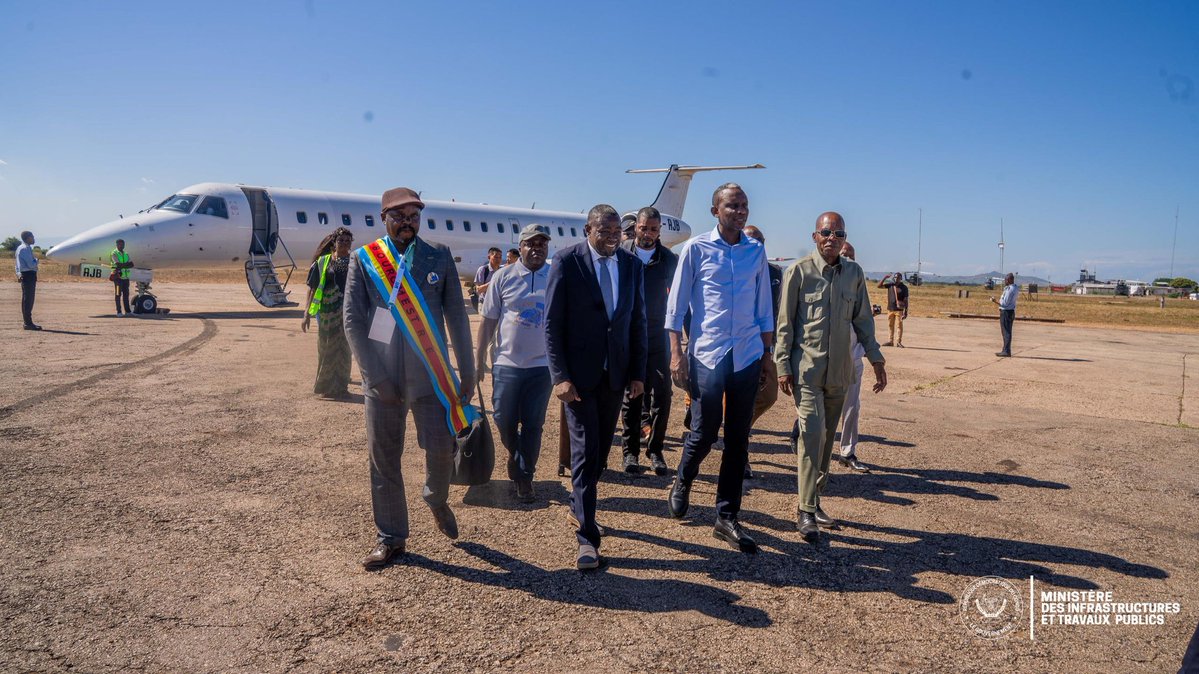 IsralMutombo11's tweet photo. A son arrivée ce samedi 30 mai 2026 à l'aéroport de Kalemie, le ministre des infrastructures et travaux publics, John Banza Lunda, a été chaleureusement accueilli par les autorités politico administratives ainsi que par une foule compacte composée des militants de l'alliance pour un congo fort ,son parti politique et ceux des différentes autres formations politiques de l'union sacrée de la nation. 

Une véritable marée humaine qui traduit un attachement de la population kalemienne à l'un de ses dignes fils du terroir venu concrétiser une promesse présidentielle. 

Sans tarder, la délégation du patron des infrastructures s'est rendue sur l'avenue du bon berger où est intervenue la cérémonie de lancement officiel des travaux de modernisation de 22,21 km de voirie de Kalemie,cette ville lacustre.

Selon le directeur général de l'office de voiries et drainage(OVD), Victor tumba, Il s'agit d'un gigantesque projet gouvernemental réalisable en 30 mois par l'entreprise chinoise Hong FENG et dont le financement fixé à 41,799025,9 $ est assuré par le trésor public sous l'oeil de l'OVD avec le controle du Bureau Technique de Contrôle (BTC). 

A bord d'une chargeuse pelleteuse, le numéro 1 des ITP, a personnellement donné le go de ce projet reparti à travers les communes de Kalemie ( 3800,00 longueur en m) , lukuga( 10.871.90 longueur en m) et du lac ( 7349,30 longueur en m).
 
Face à la presse, le ministre des infrastructures et travaux publics s'est rejoui de la volonté exprimée du chef de l'Etat de doter la province du Tanganyika des infrastructures modernes comme promis lors de la campagne électorale. 
 
De son côté,  le Gouverneur du Tanganyika Christian Kitungwa, a invité la population à s'approprier ce projet tout en  facilitant le travail des ingénieurs et à faire preuve d'indulgence face aux perturbations de la circulation que causera l'exécution des travaux. 

Destiné à faire de kalemie une ville moderne, attractive et résiliente et mieux adaptée aux exigences du développement économique contemporain, ce projet constitue un investissement jamais réalisé depuis ces dernières années.
