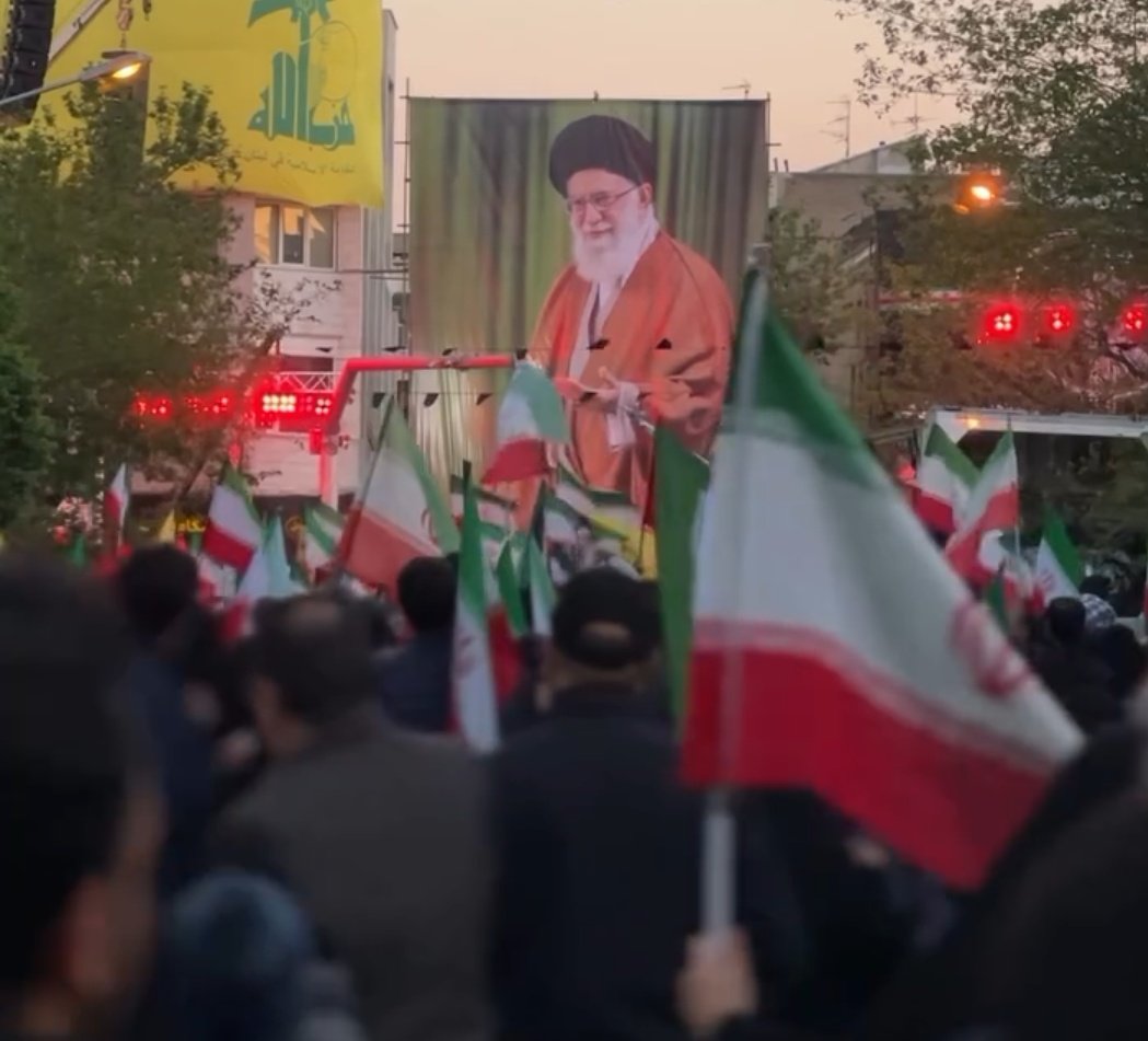 elahe4749's tweet photo. نود روز است که احساس میکنم 
دوچیز را بیش ازهمه دوست دارم 
ایران و سيد علی خامنه ای را 💔 https://t.co/Uyf1KC9OVy