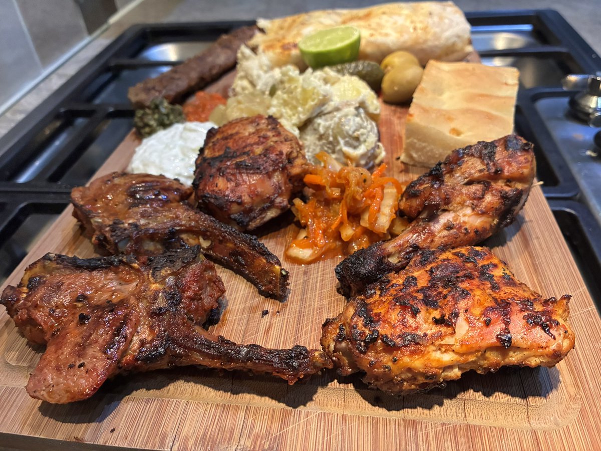 ssjnoodles's tweet photo. today’s plate

chicken, chops, hummus, yogurt w kadoo, chilli sauce, mint chutney, kebab wrap, bread https://t.co/IHroHIyEIM