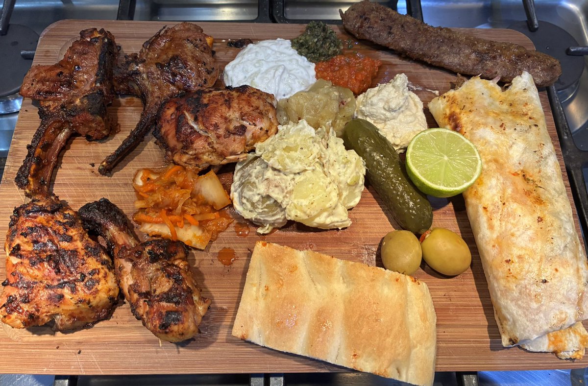 ssjnoodles's tweet photo. today’s plate

chicken, chops, hummus, yogurt w kadoo, chilli sauce, mint chutney, kebab wrap, bread https://t.co/IHroHIyEIM