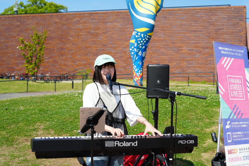 k2ChkWdv7TvoSX6's tweet photo. #shio
#しお
#高校生シンガー
#シンガーソングライター
#福岡ストリートライブ
2026.5.30福岡市美術館前『ストリートライブ』shio:インスタで歌っている動画をアップしている注目の高校生シンガー!透きとおった歌声でカバー曲・ユーミンの「ひこうき雲」が印象的でした! https://t.co/LmsQZ1JT3A