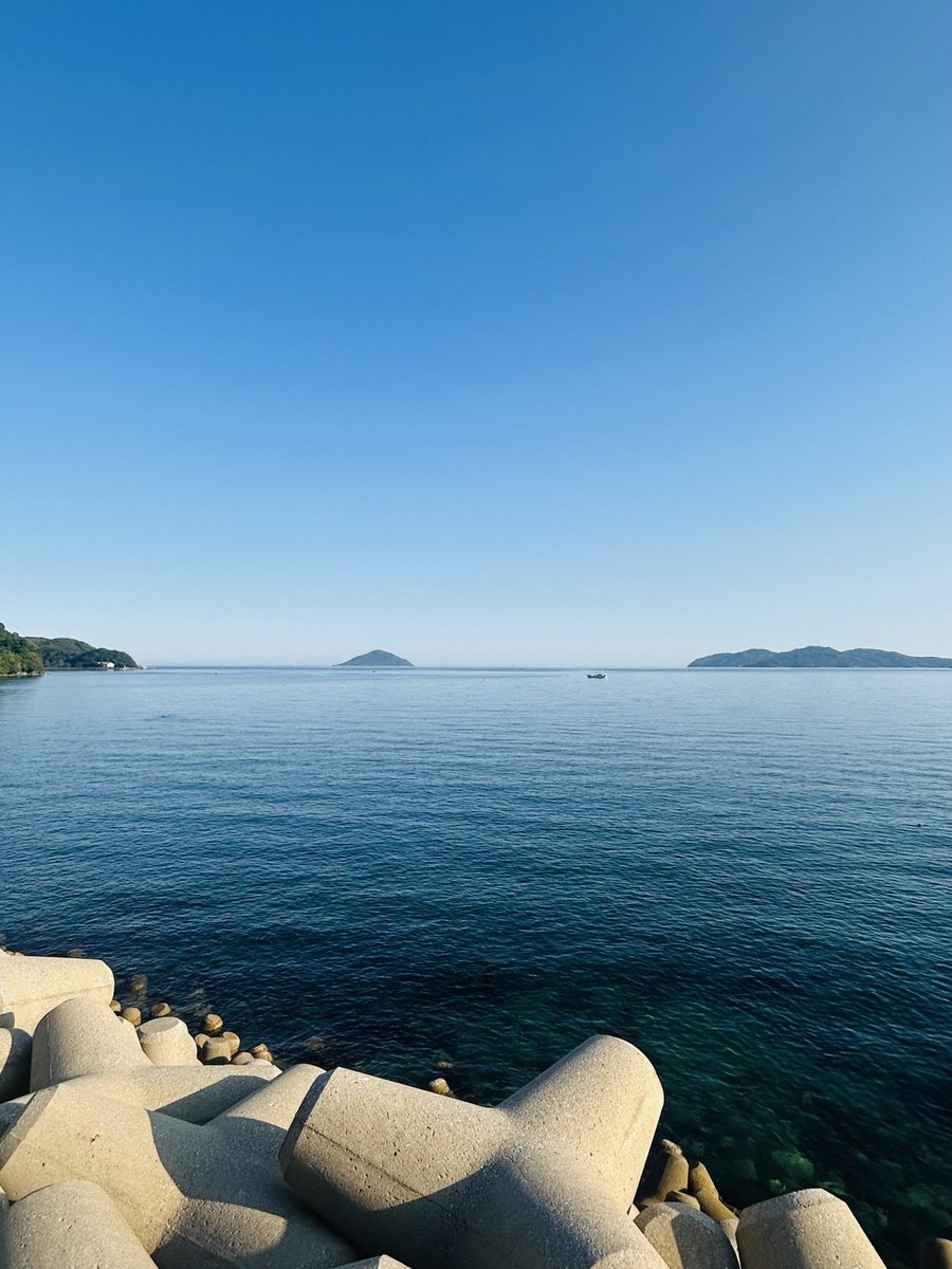 salut4522's tweet photo. 早起きして海岸をふらふら。
糸島は夏休みな感じ。

さあ、��アをあげホンヤルさんモードへ
#こもれび書店
#日本文化人類学かいわい https://t.co/2jClEDS4mr