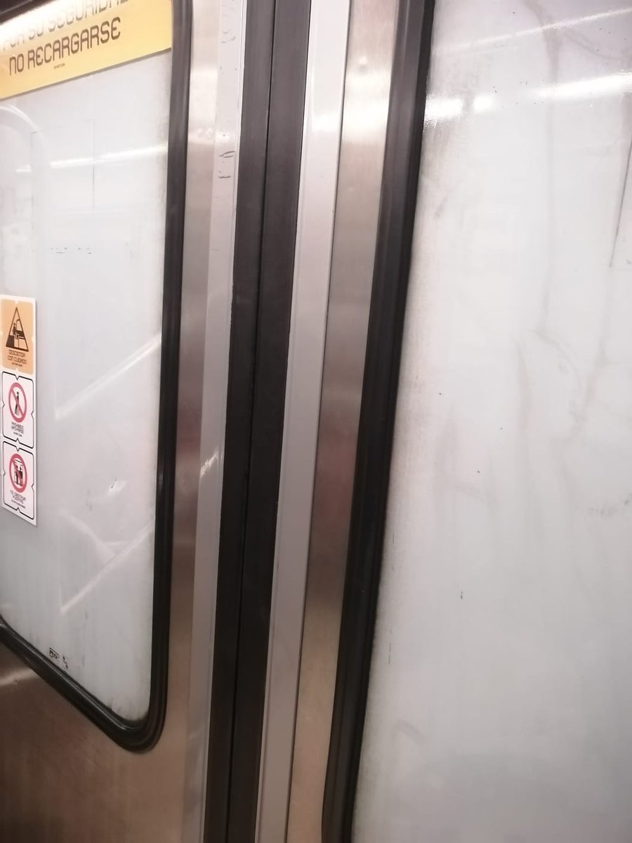 BibidiBabidi8u's tweet photo. Entre esto y las micas que les pusieron a las puertas y ventanas, por lo menos pongan las bocinas para saber en qué bendita estación estamos @MetroCDMX https://t.co/5ce8kDt840