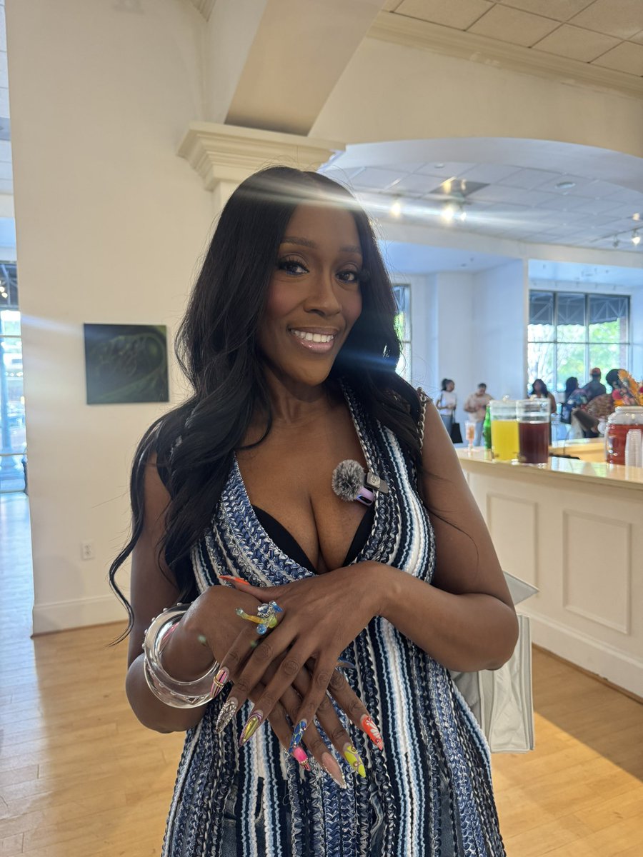 mackzaddyyyy's tweet photo. coko from swv got my jewelry on rn mane childhood me screaming https://t.co/mHrqxsfAFX
