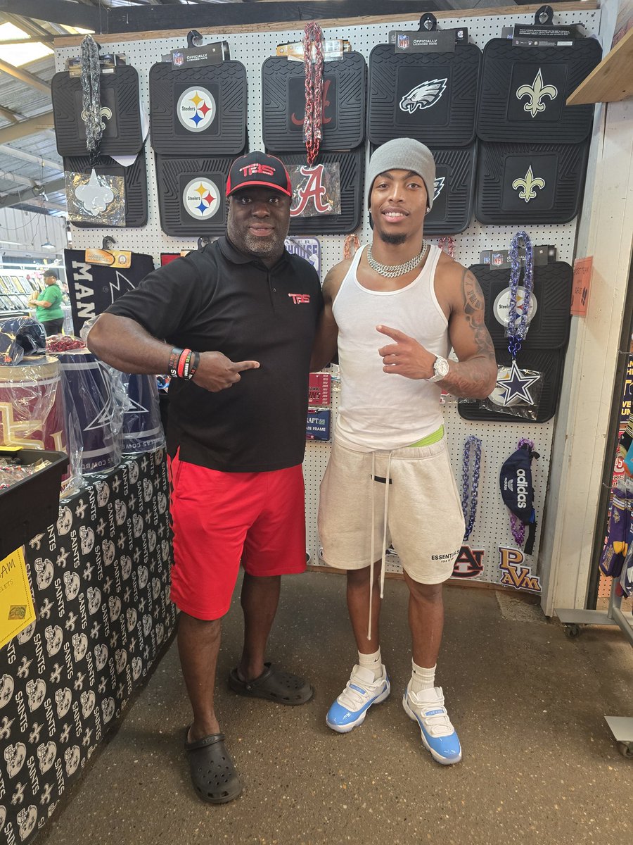 TOODLEBOYS's tweet photo. THE ⭐️⭐️⭐️⭐️⭐️🐐🐐🐐🐐 WAS OUT AT #TOODLEBOYSSPORTS TODAY DERRICK BUTLER 🏈🔥🐐 #1 RB N THE NATION HOUSTON UNIVERSITY #GOATED PARIS MCCUIRTER #1 🏐💯 VOLLEYBALL PLAYER IN THE NATION NORTH ALABAMA #GOATED  THE DUPUIS FAMILY #1 FAMILY IN THE NATION #GOATED 🐐🔥💪💯 https://t.co/U5yJy16Pfu
