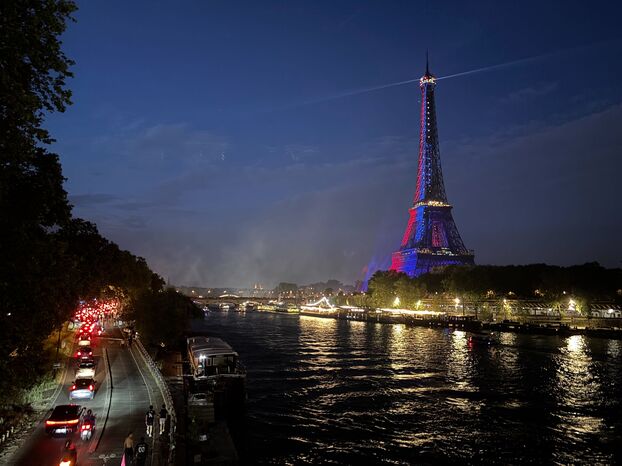 le_Parisien's tweet photo. La tour Eiffel a été de nouveau illuminée aux couleurs du PSG après la victoire en finale de la Ligue des champions.

Notre DIRECT ➡️ https://t.co/5vKNgKIlWd https://t.co/RSPrJc25I6