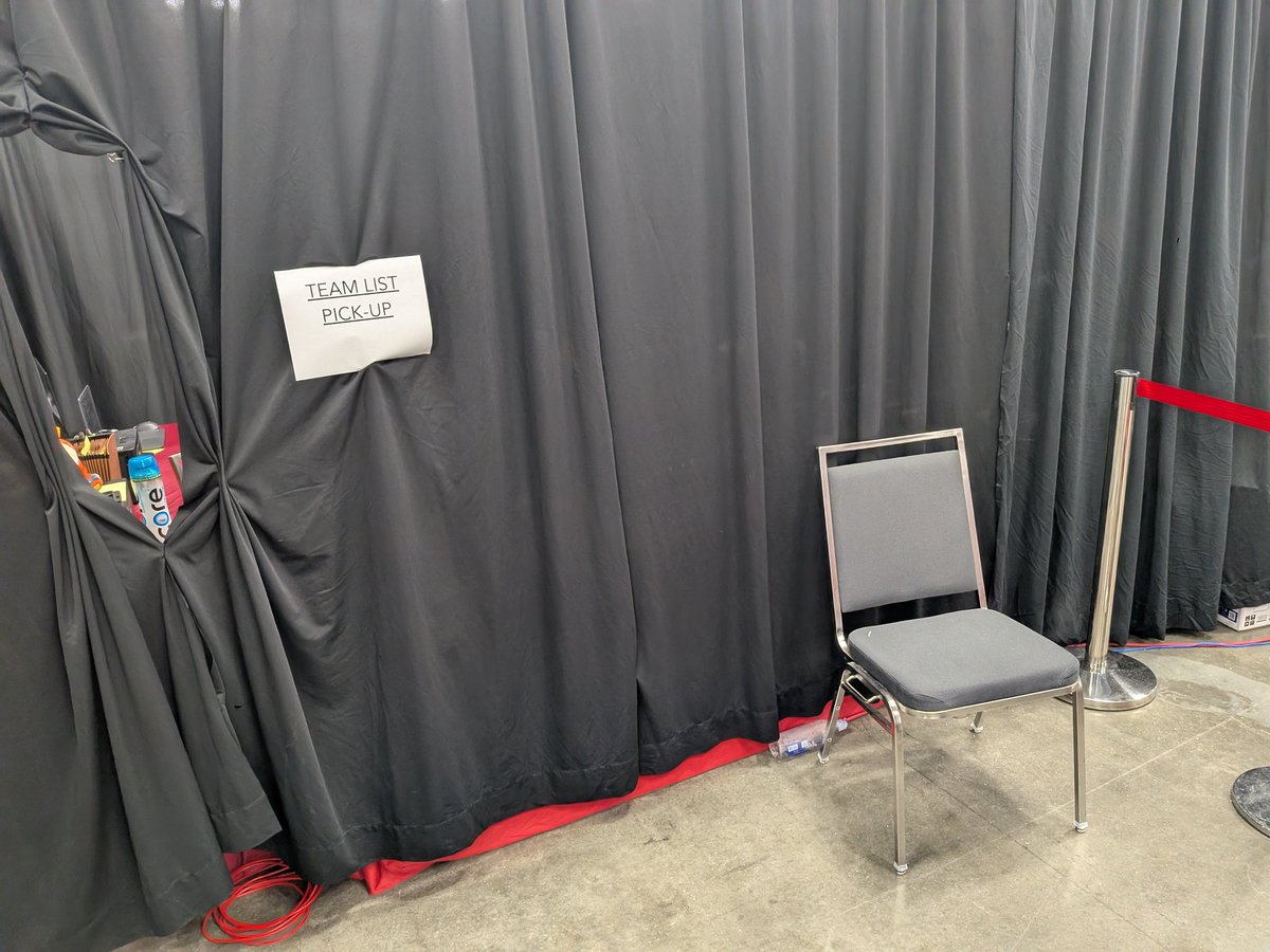 BuffBuneary's tweet photo. Team check cuck chair https://t.co/cs9zoJNMN0