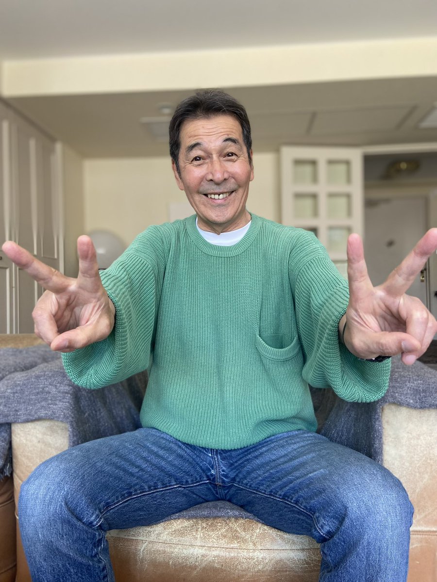 JunInoue20's tweet photo. グッモー✌️東京は連日30度超え「真夏日」です。もう既に多くの方が救急車🚑で病院に搬送されてます。他人事じゃありません、私もそれなりに熱中症対策を。分かるかな？“首“に注目‼️『熱さまシート』。首筋に貼るだけで涼しくなり暑さを凌いでくれます、とても“便利“。サンキュー“便利“マッチ。ははは🤗 https://t.co/0Xx7JQnKh4