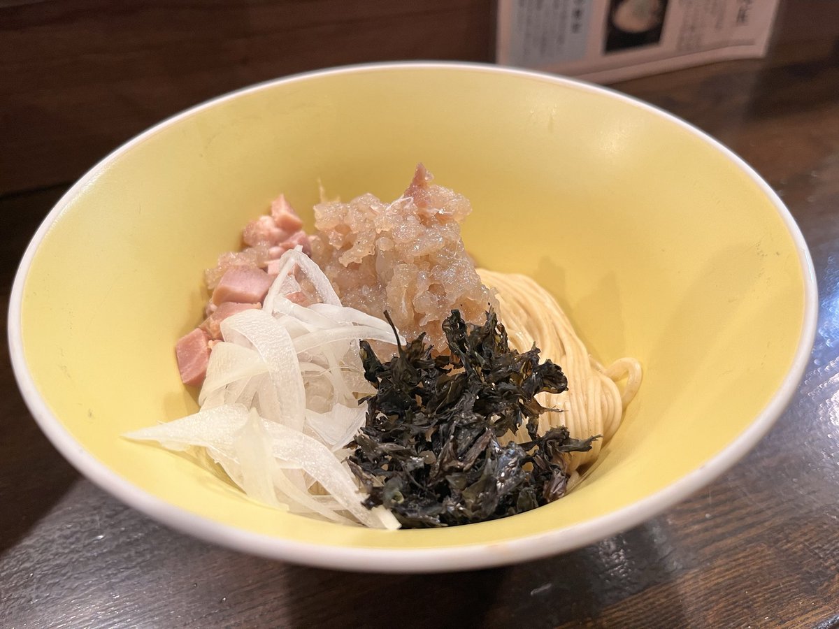 1975leica's tweet photo. Vol.131
喜楽明人
限定　ラーメンつけ麺融合型🦑
🦑ホタルイカワインレッド🦑🍷
+熟成鯛なめろう玉🐟
淡麗亜種のラーメンは折り紙つきの旨さ！
そこに濃厚ホタルイカつけ汁…イカそのものの旨さ🦑
更には熟成鯛のなめろう玉が反則級の旨さ
口の中はイカ、鯛、煮干し、豚、鶏のエレクトリカルパレード https://t.co/6bm8SJFBCz