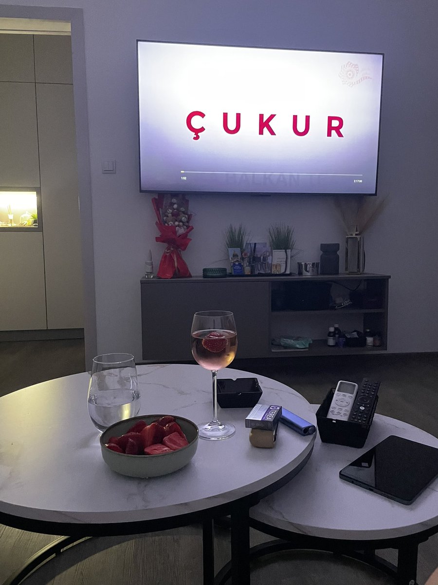 Tamaruska021's tweet photo. Jebem ti dan kad su mi preporucili seriju…ne spavam https://t.co/5xuwhzManF