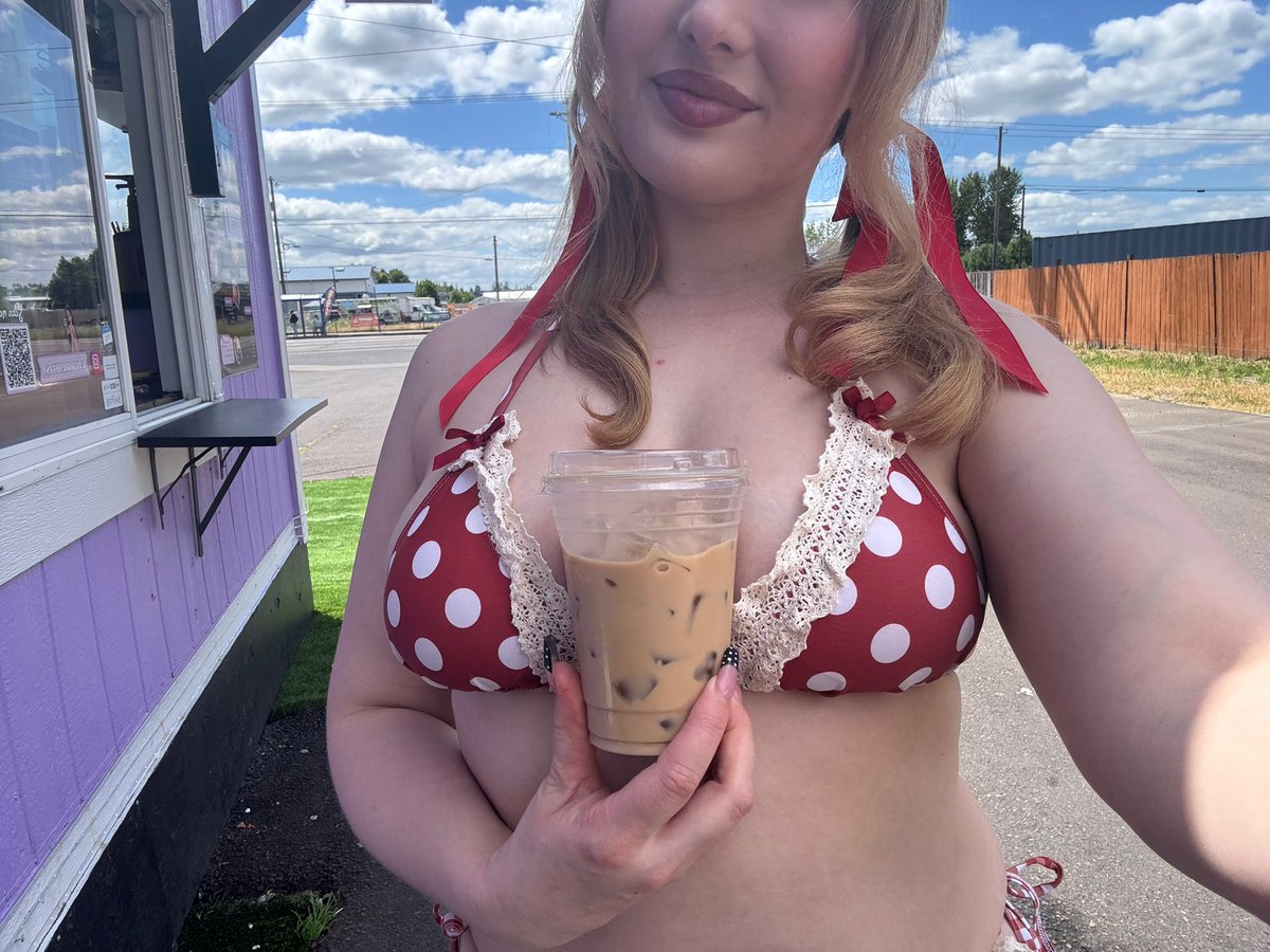 Hotblondelatte's tweet photo. Coconut latte 🥥🌴 https://t.co/EQ40o1LhZY