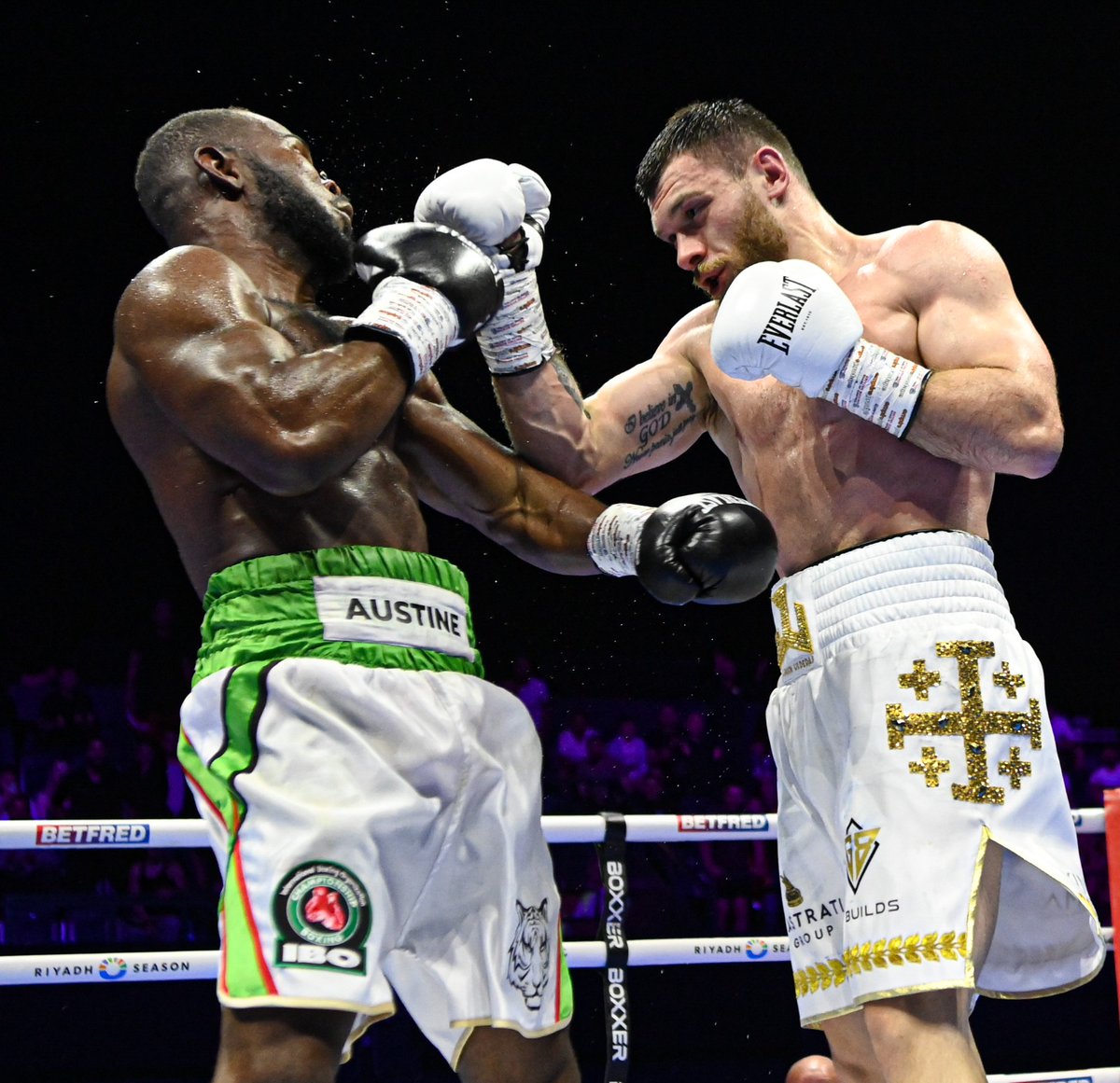 boxxer's tweet photo. Title defended 🛡️

A hard hitting cruiserweight clash sees Juergen Uldedaj  defeat Austine Nnamdi and remain the world champ 🌎👑

#AzimClaggett | BBC iPlayer | Now | OVO Arena Wembley https://t.co/I3z2bVEUOI